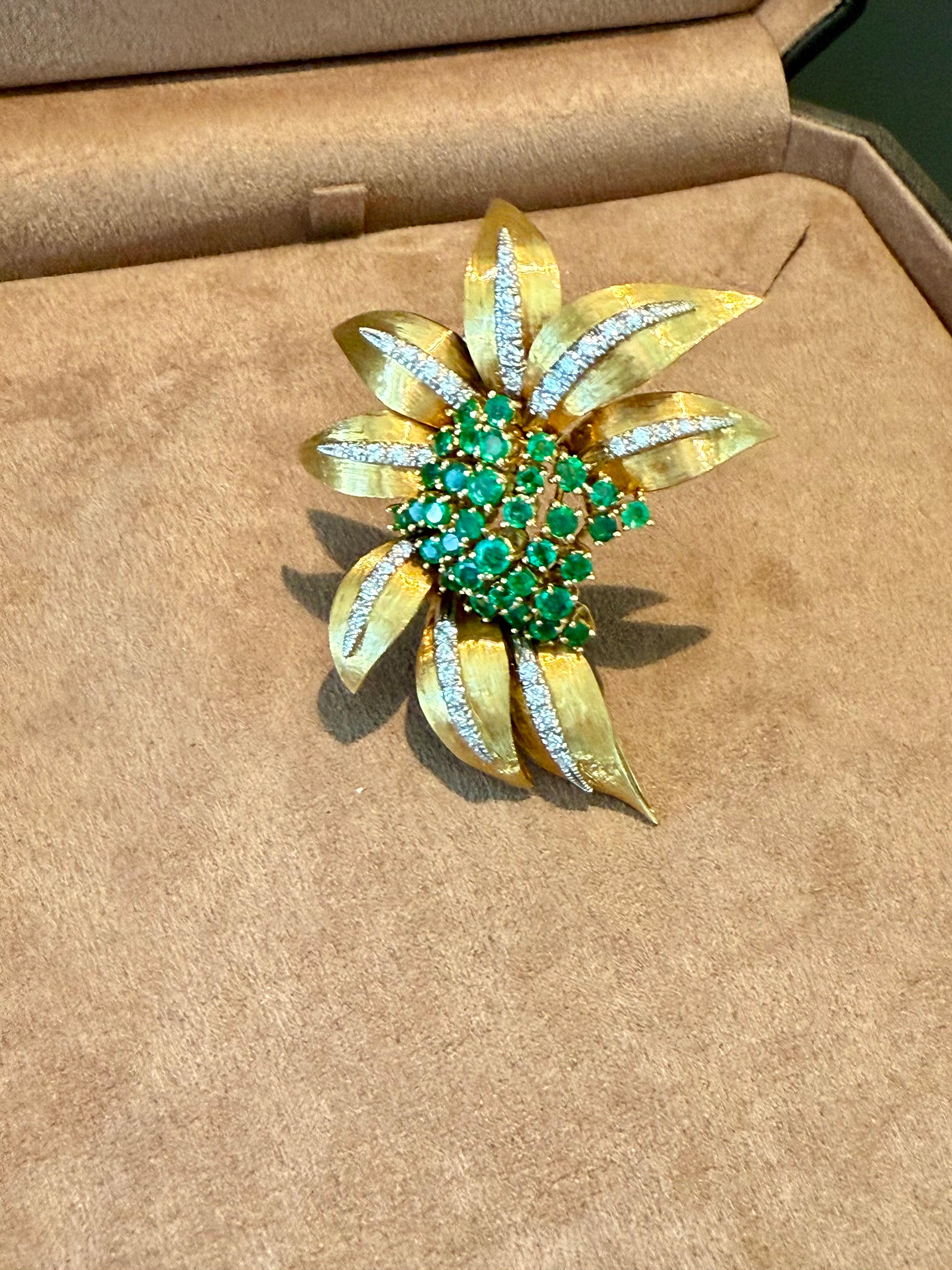 18 K yellow and white Gold 1960 Vintage Emerald Diamond Brooch For Sale 2