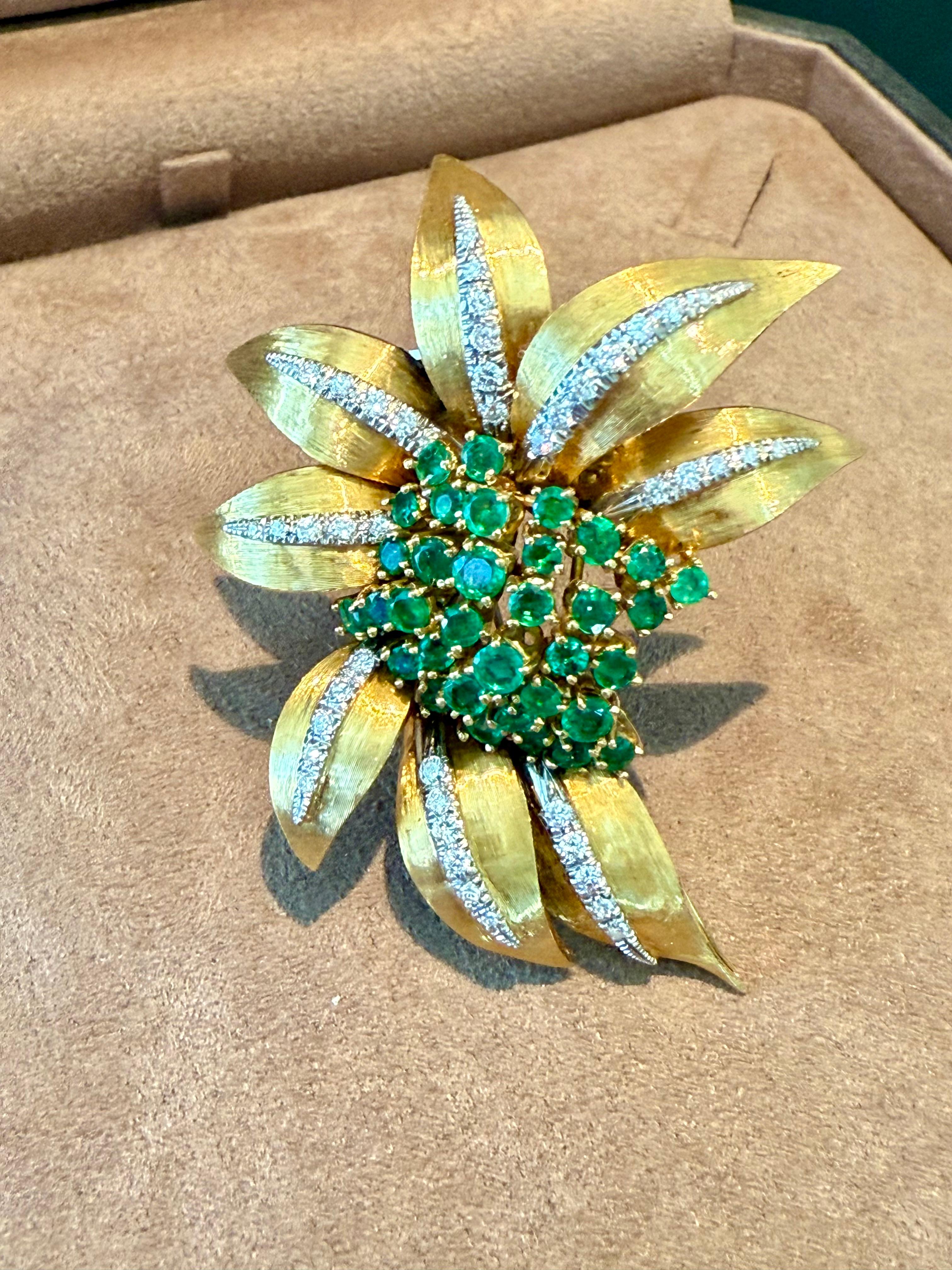 18 K yellow and white Gold 1960 Vintage Emerald Diamond Brooch For Sale 3
