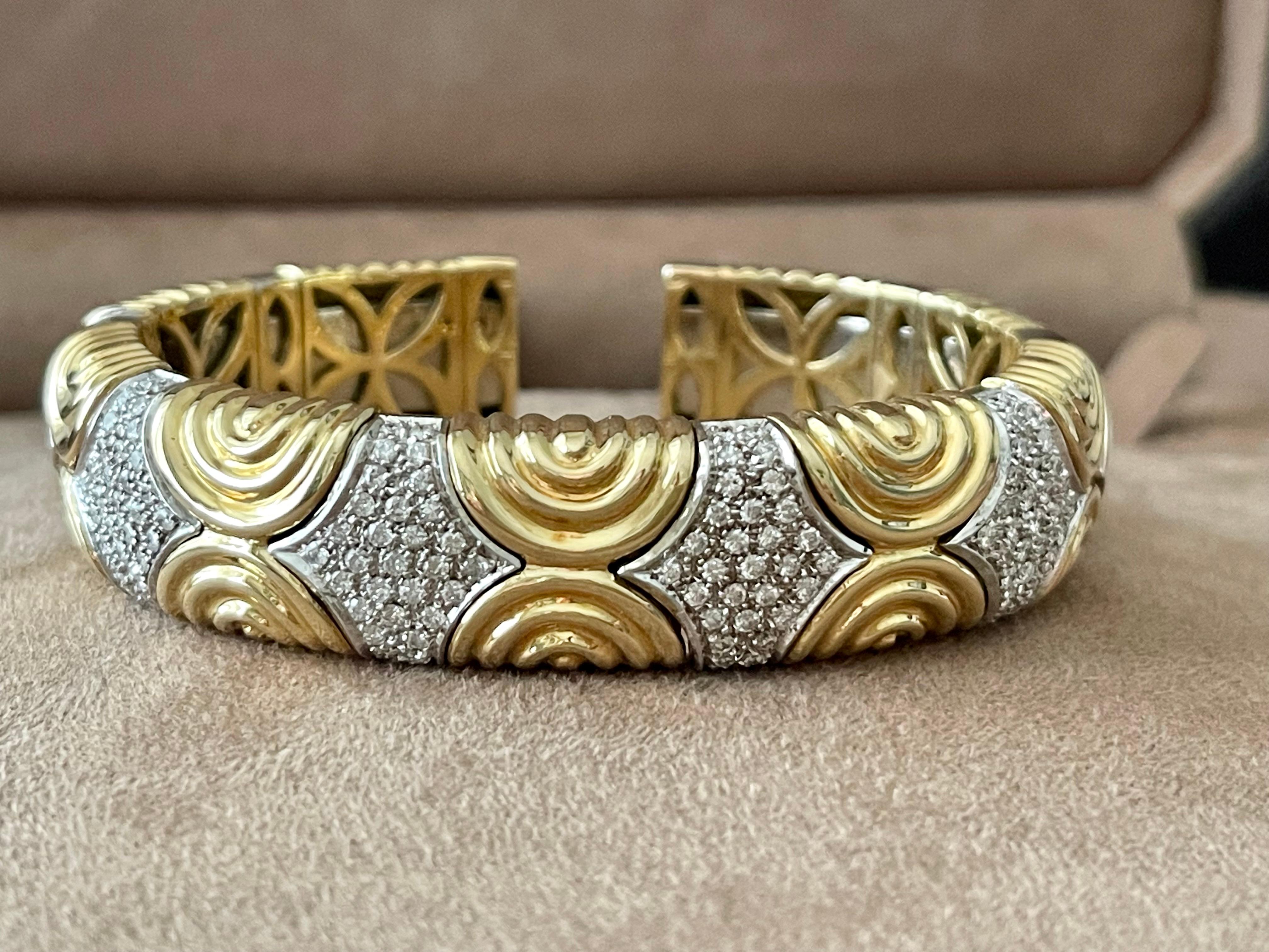 18 K yellow and white Gold italian Bangle Bracelet Diamonds In Good Condition For Sale In Zurich, Zollstrasse