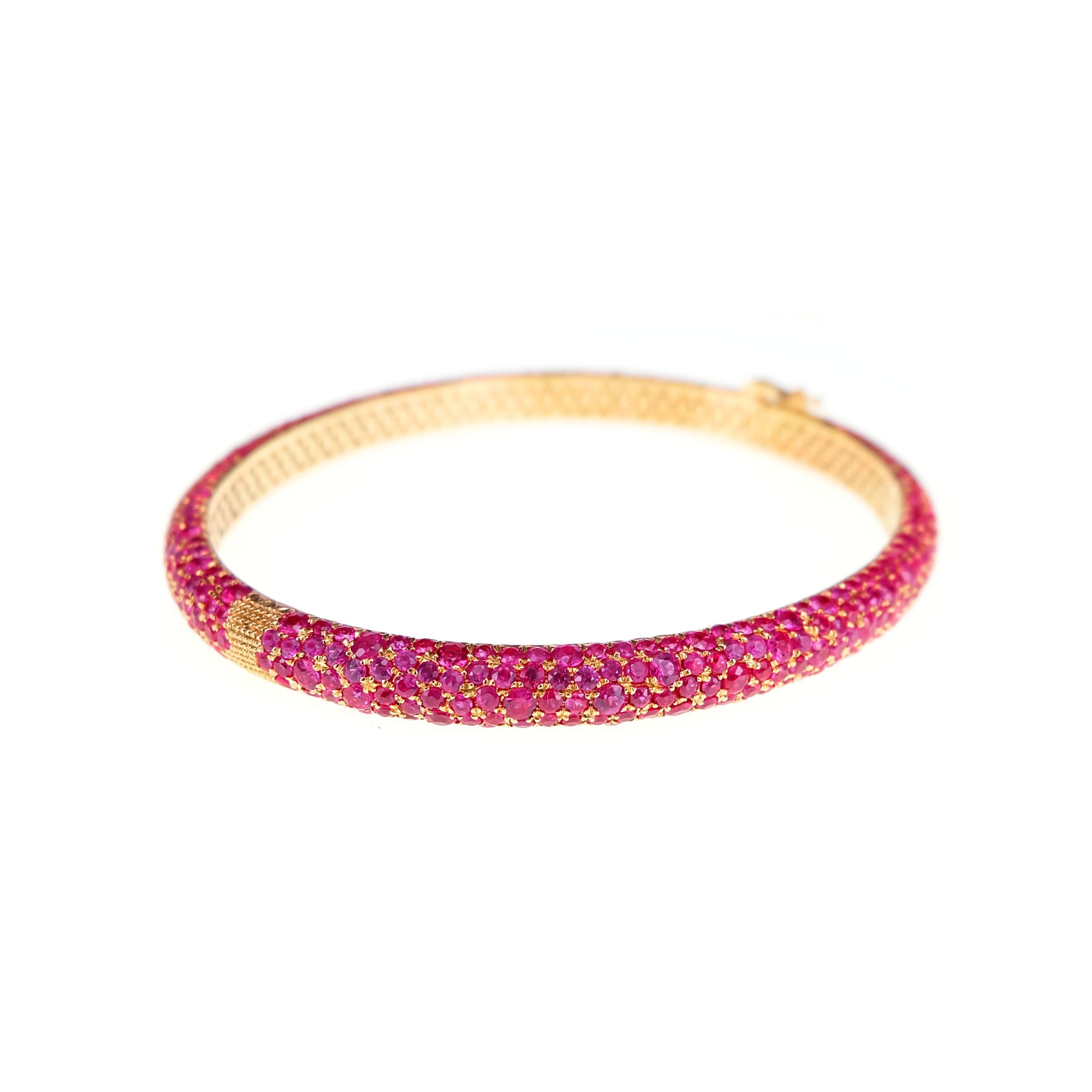 10.42 carats of vivid red ruby are in 18 K Yellow gold full bracelet. The details of the ruby are mentioned below:
Color: Vivid Red
Clarity: VVS
