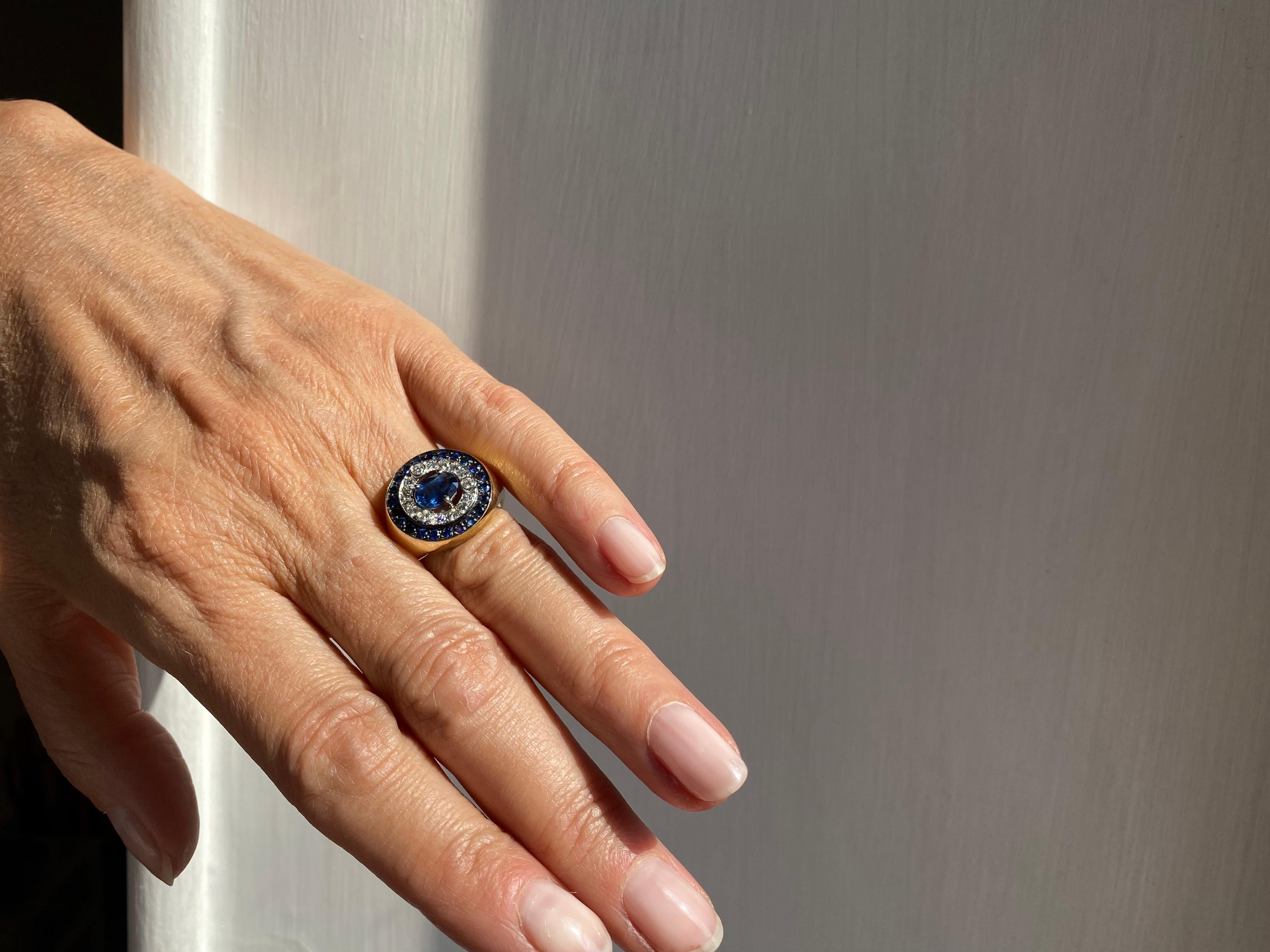 Rossella Ugolini Design Collectional 1.62 Karat Sapphires 0.33 White Diamonds 18 Karat Gold Modern Style Design Ring.  
Cette bague en or 18 carats présente un design unique et captivant inspiré par la beauté de la nébuleuse stellaire Helix. 
Le