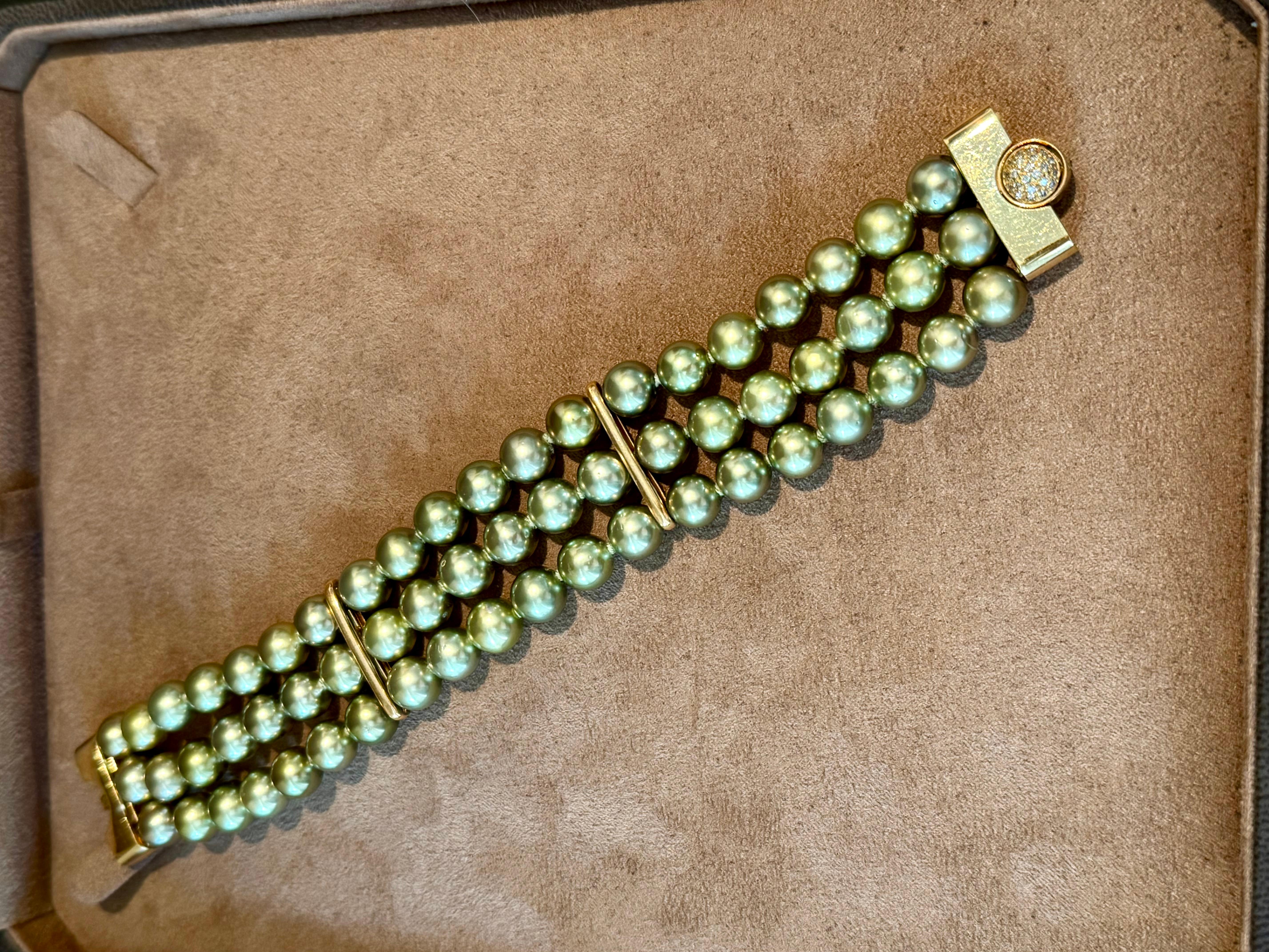 18 K yellow Gold 3 row Pistachio green Tahitinan Pearl Diamond Bracelet In Good Condition For Sale In Zurich, Zollstrasse