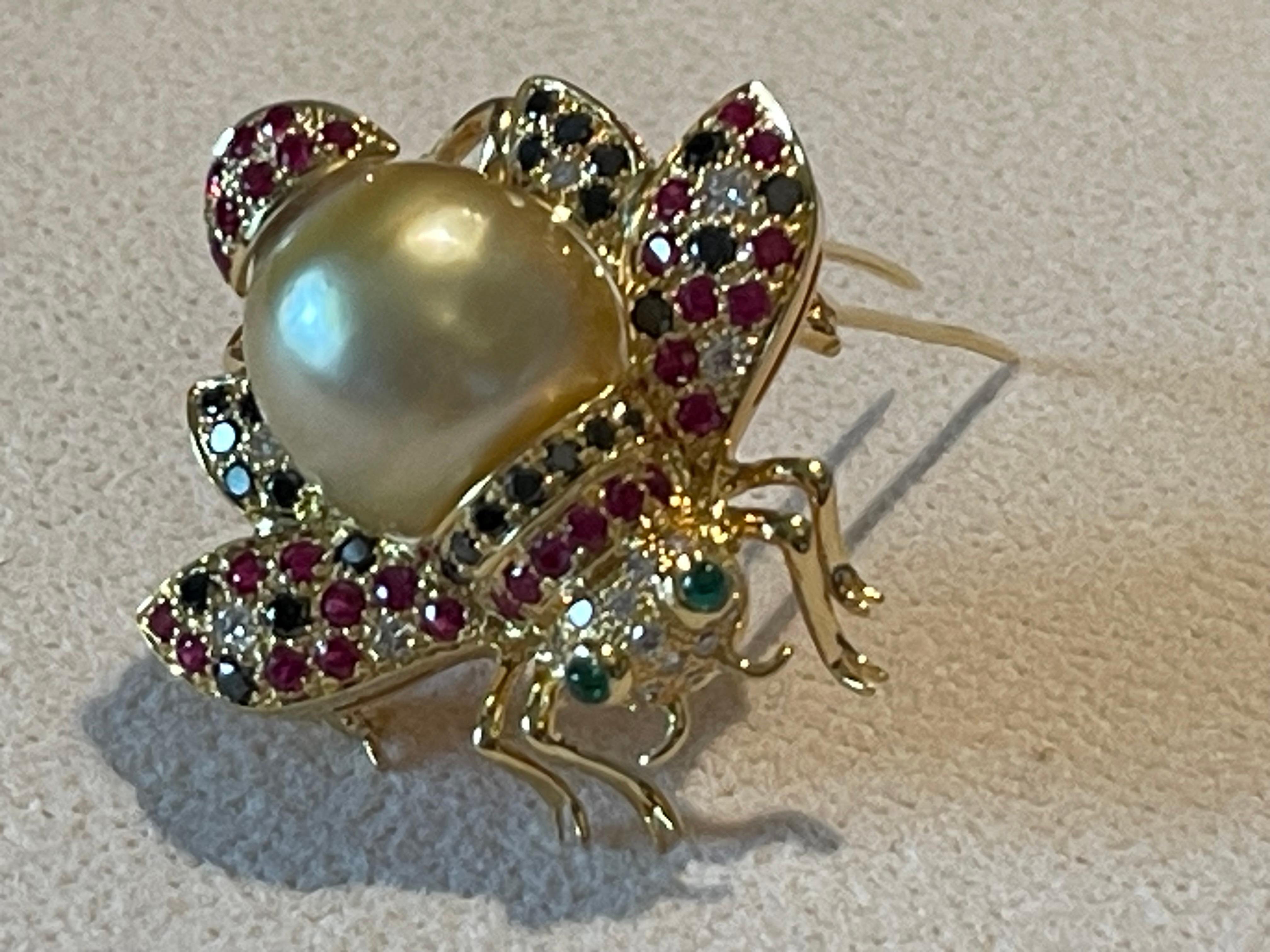 18 K yellow Gold bee brooch golden South Sea Pearl Diamond Emerald Ruby In New Condition For Sale In Zurich, Zollstrasse