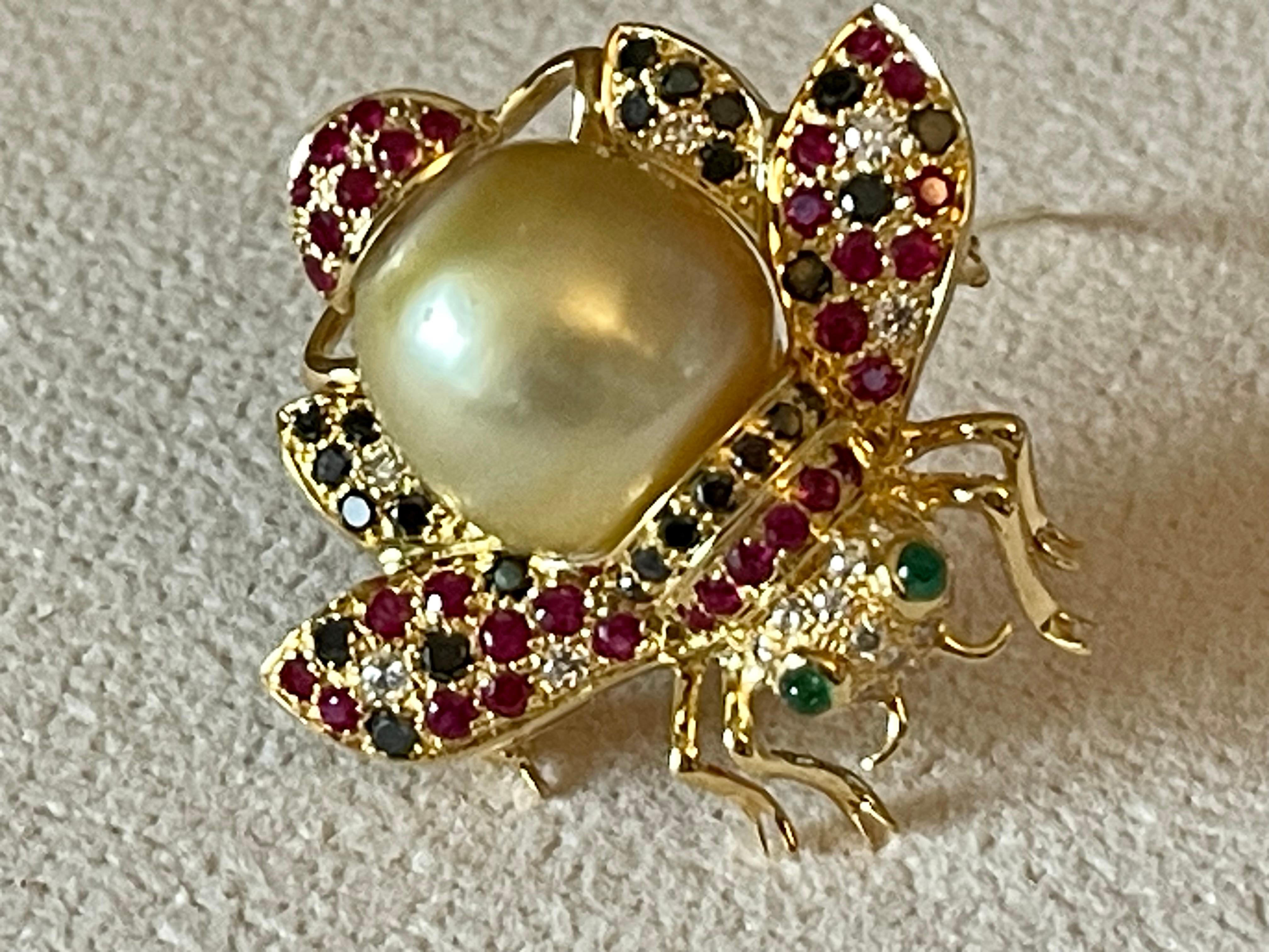 Broche en or jaune 18 carats, perle des mers du Sud, diamant, émeraude et rubis Pour femmes en vente