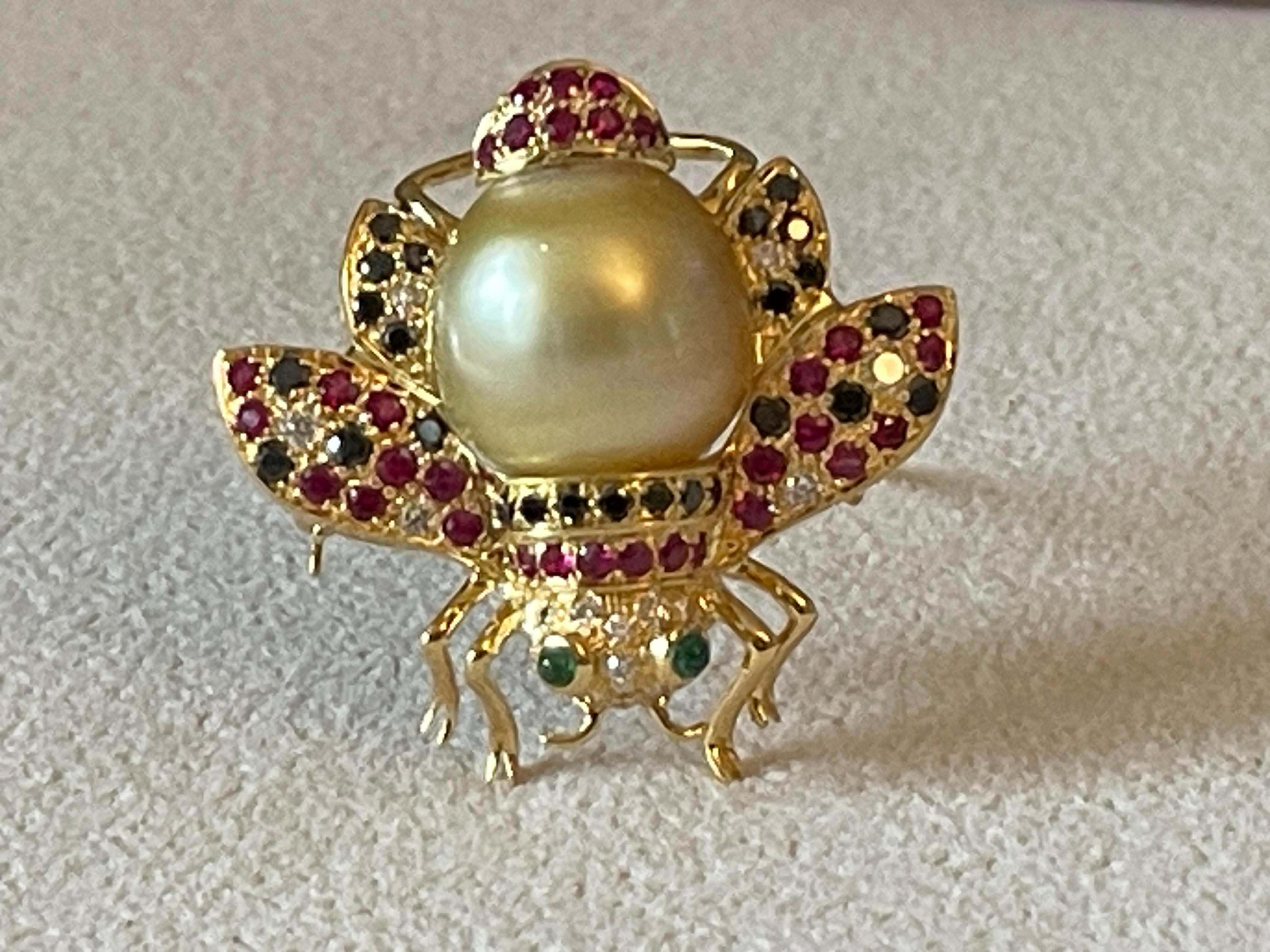 Broche en or jaune 18 carats, perle des mers du Sud, diamant, émeraude et rubis en vente 1