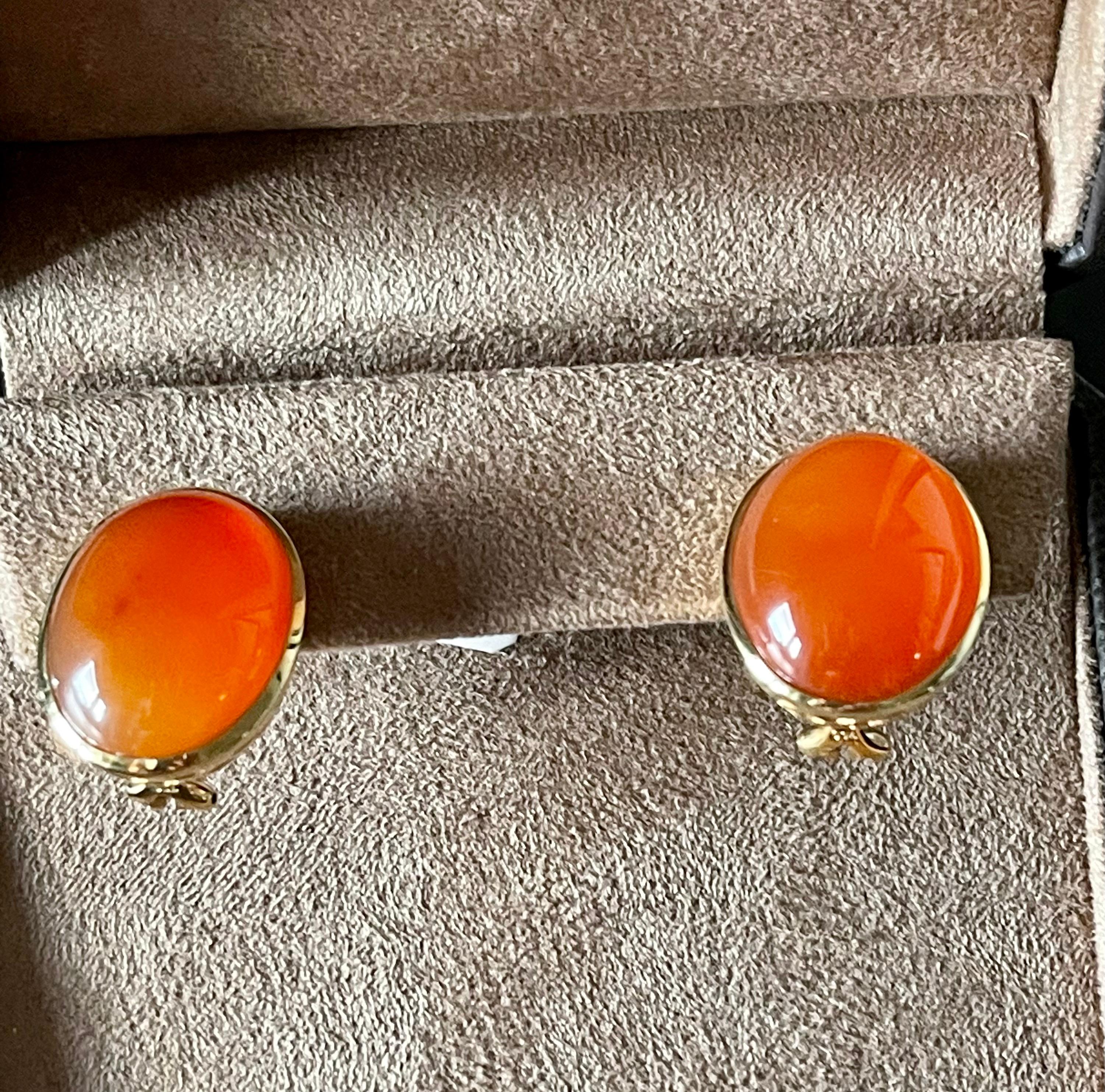 Contemporary 18 K Yellow Gold Carnelian Earclips For Sale