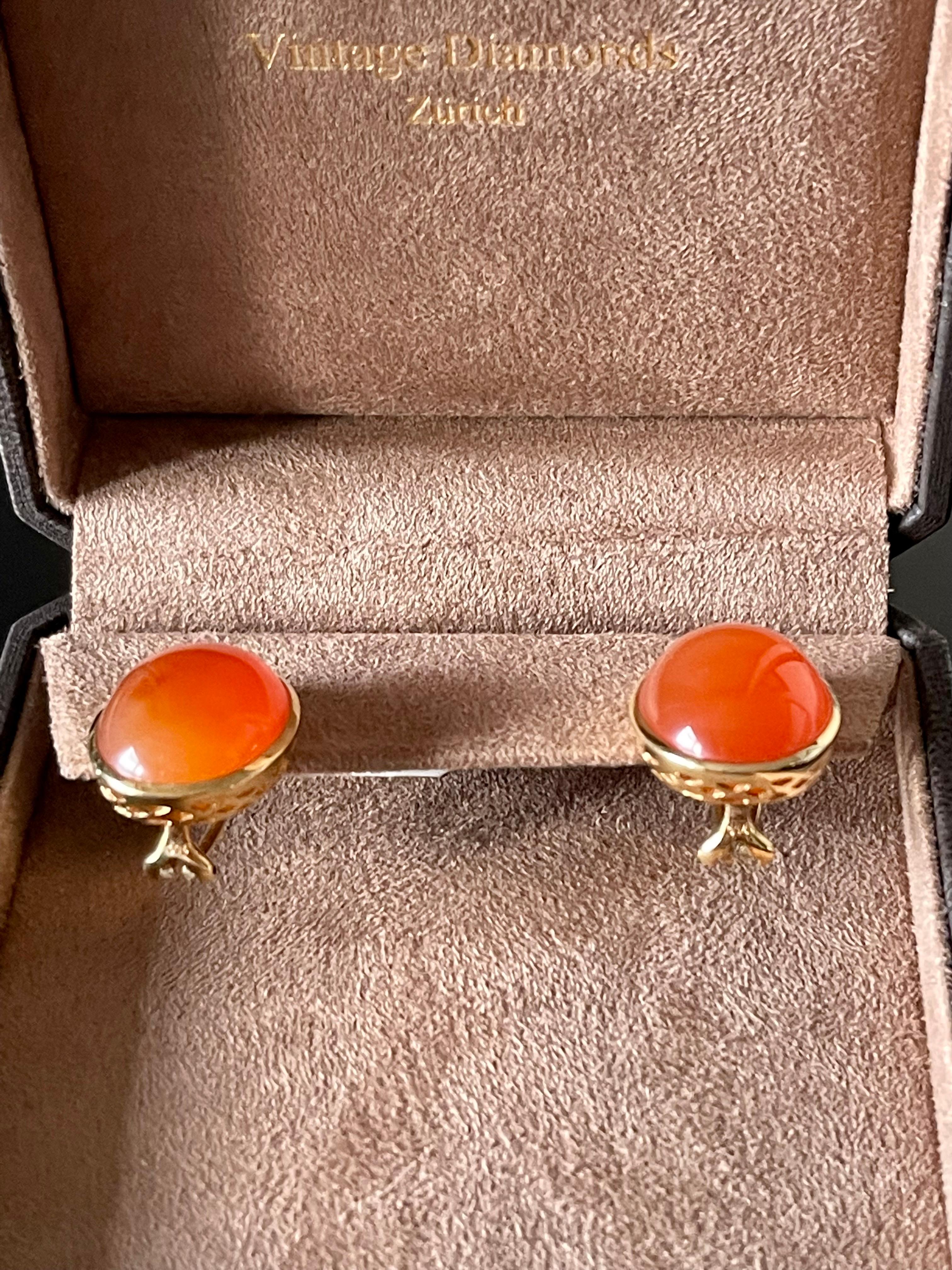 18 K Yellow Gold Carnelian Earclips In Good Condition For Sale In Zurich, Zollstrasse