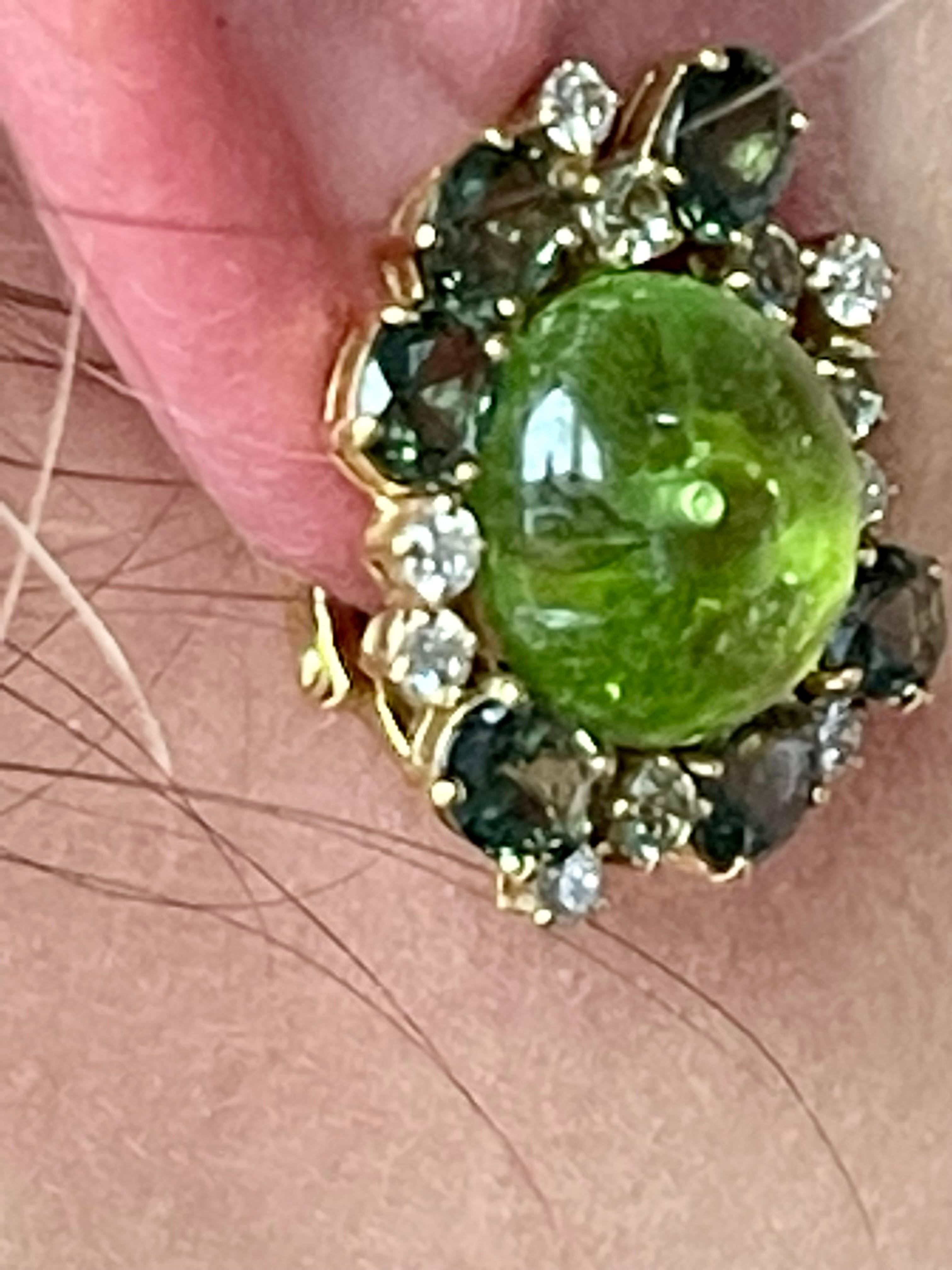18 K Yellow Gold Cluster Earclips Peridots Diamonds Green Sapphire In Good Condition For Sale In Zurich, Zollstrasse