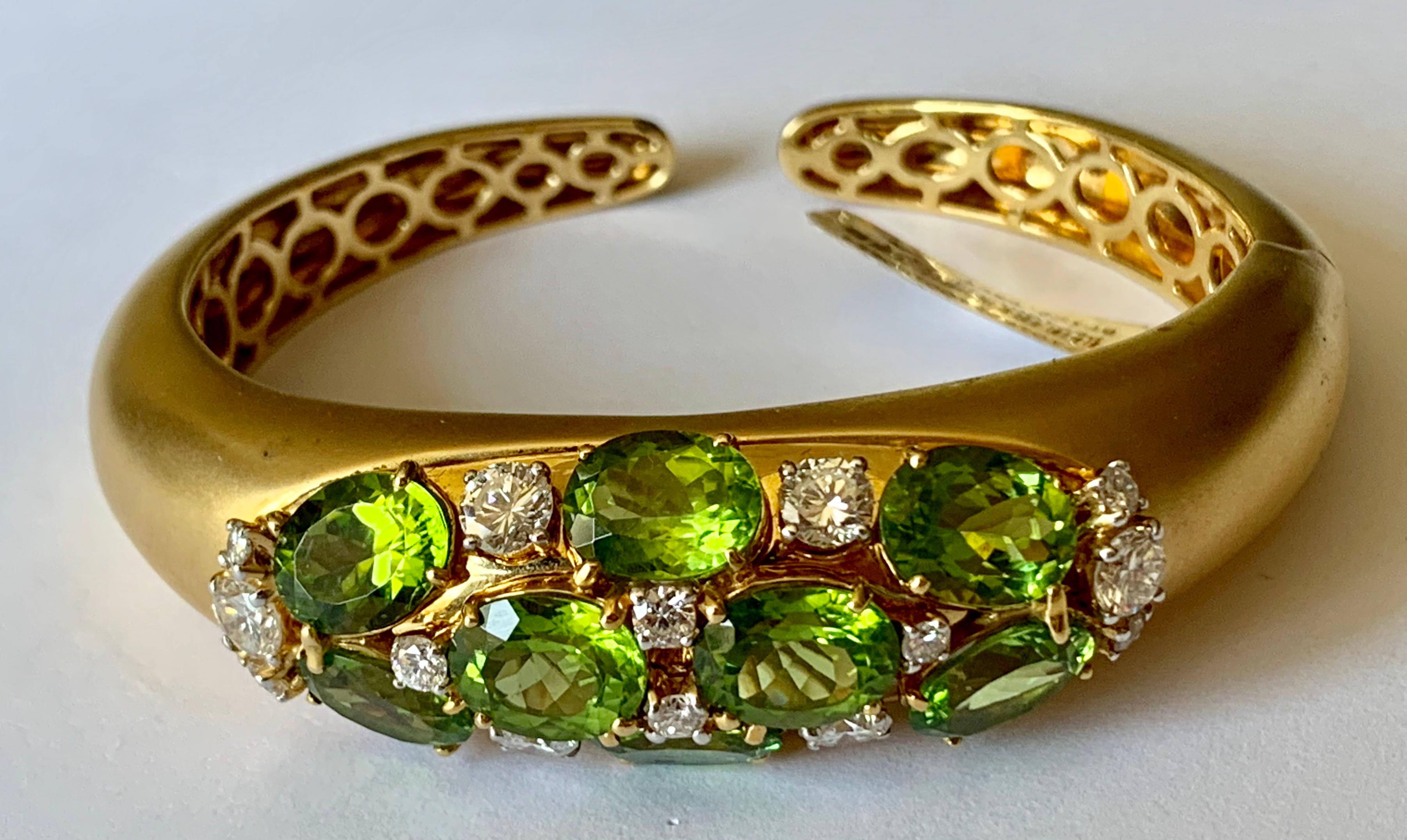Contemporain Bracelet manchette en or jaune 18 carats avec péridots et diamants en vente
