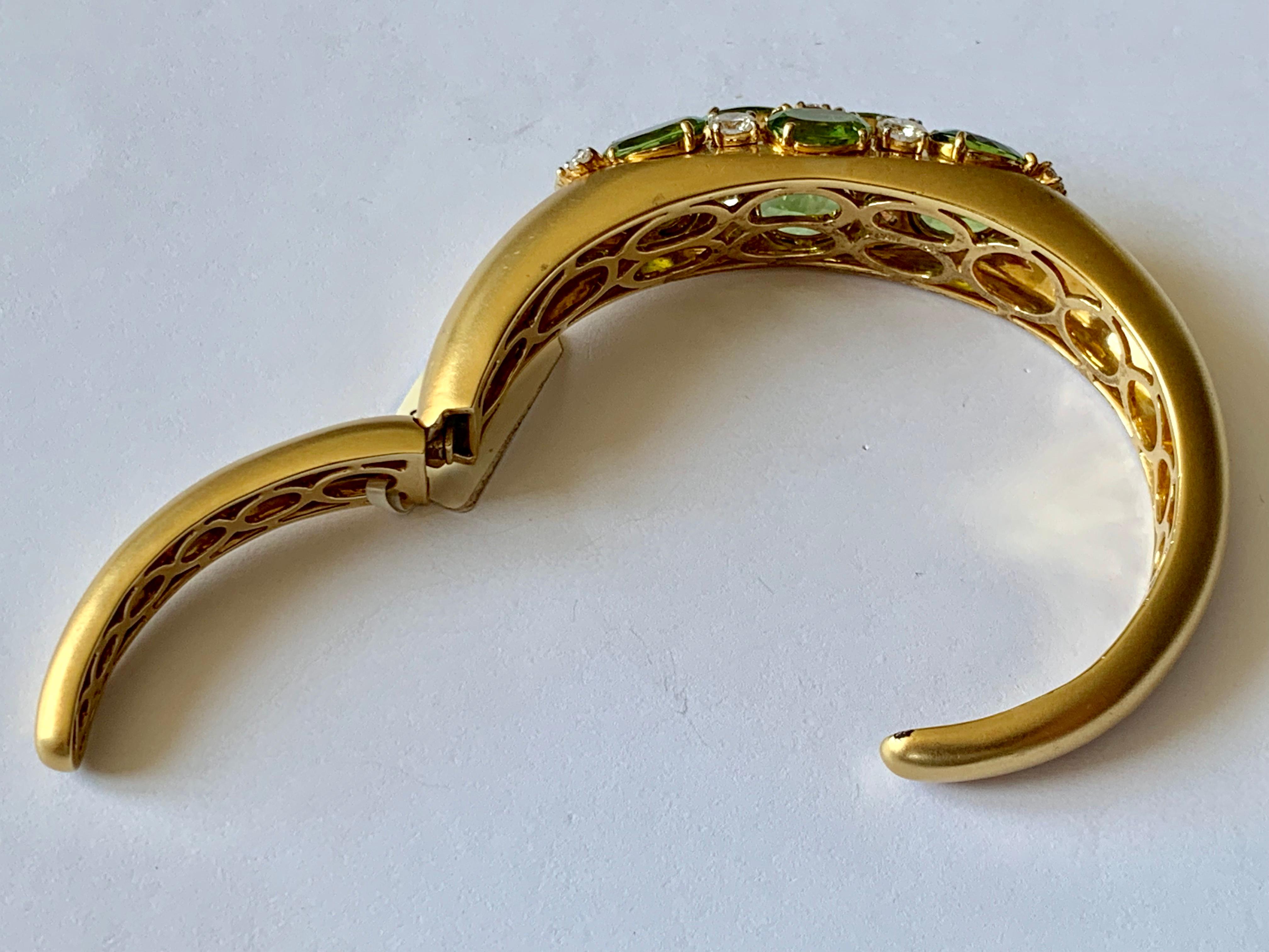 Taille ronde Bracelet manchette en or jaune 18 carats avec péridots et diamants en vente