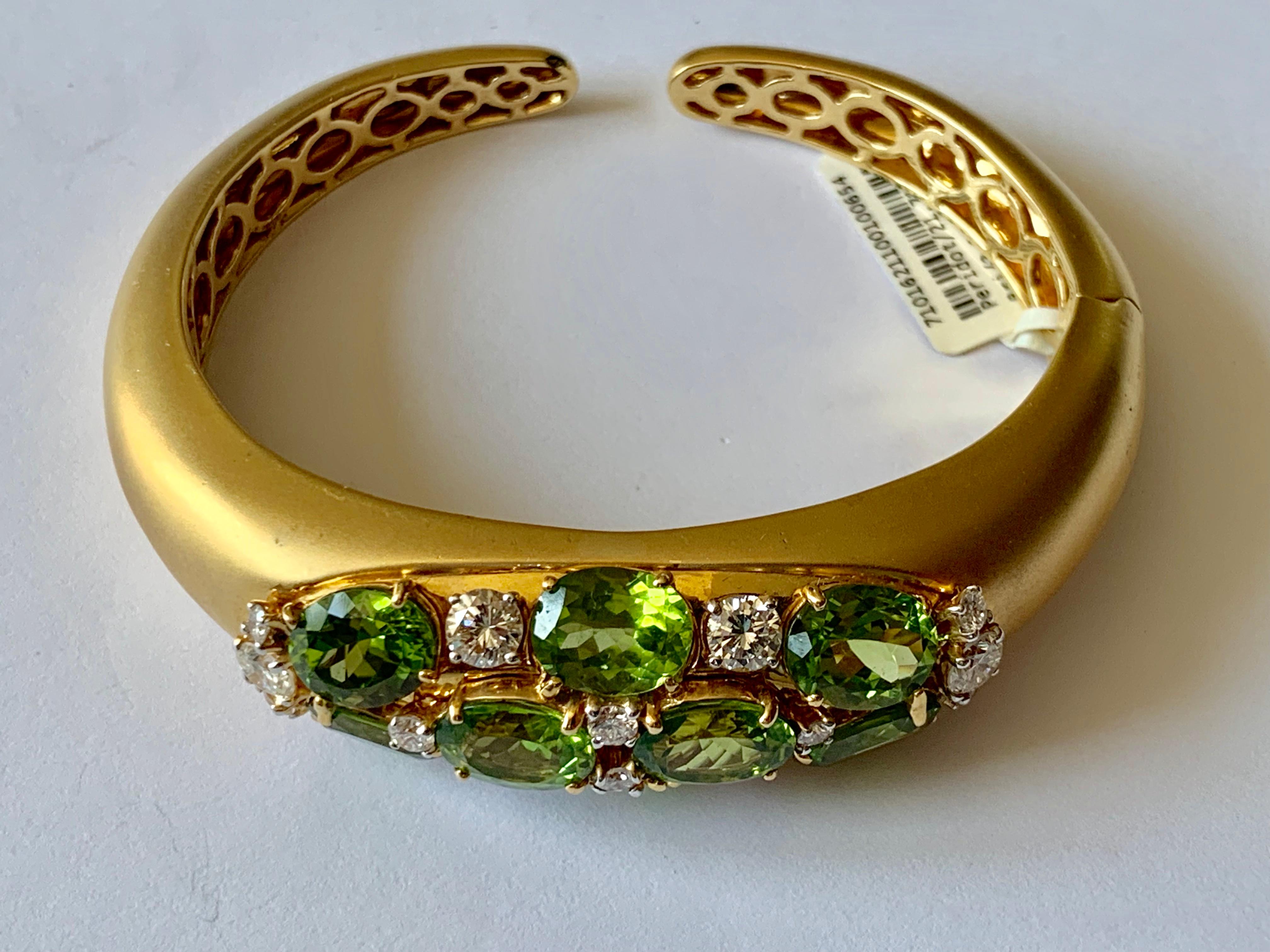 Round Cut 18 Karat Yellow Gold Cuff Bracelet with Peridots and Diamonds For Sale