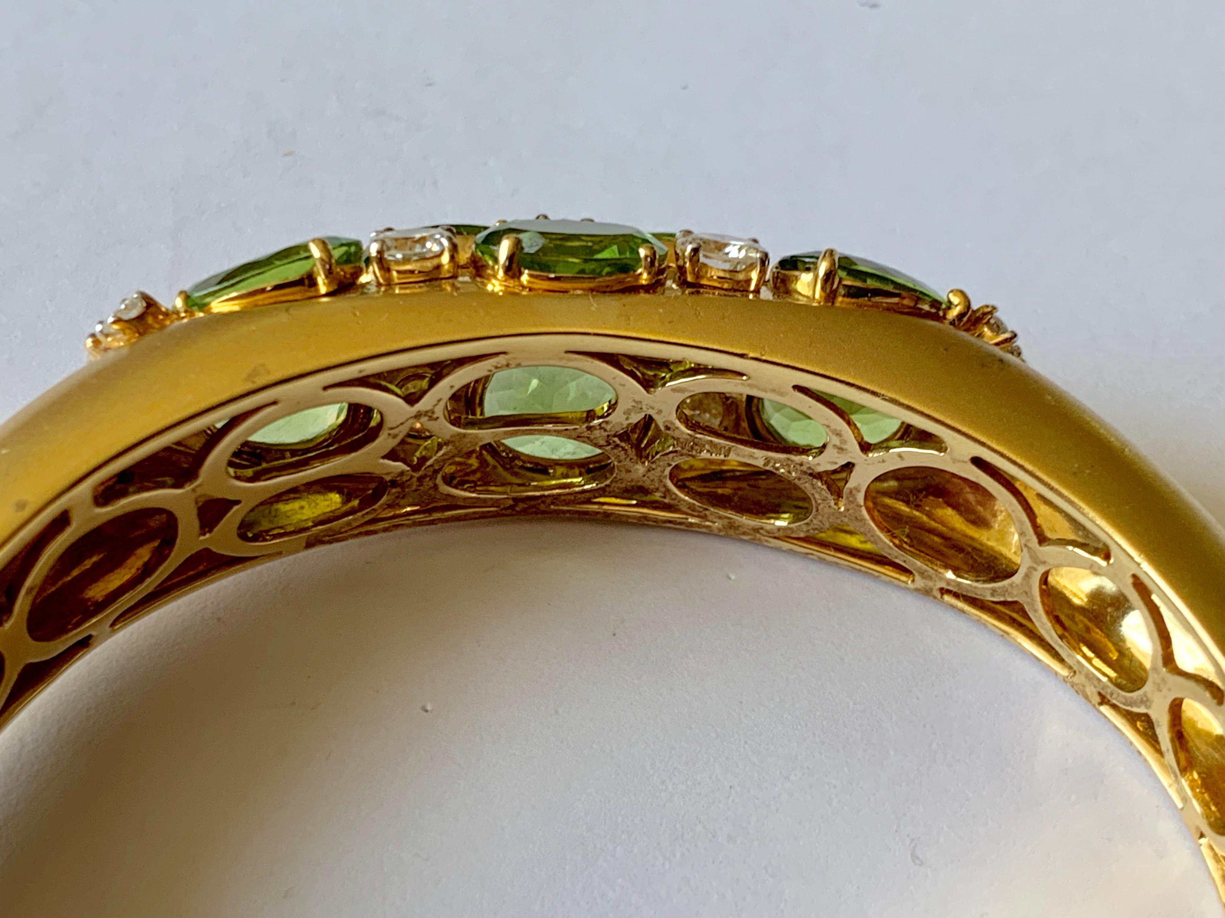 18 Karat Yellow Gold Cuff Bracelet with Peridots and Diamonds In New Condition For Sale In Zurich, Zollstrasse