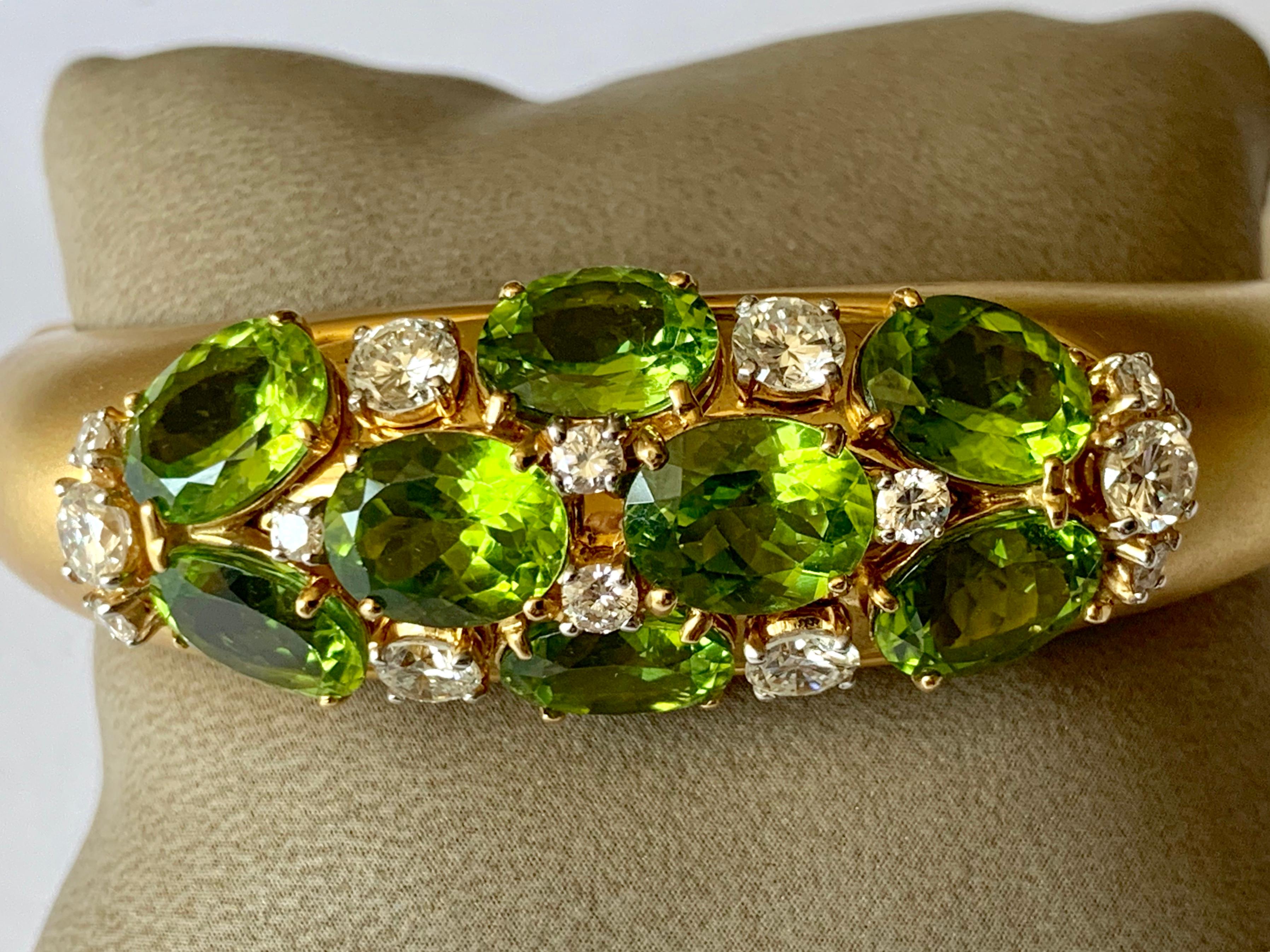 18 Karat Yellow Gold Cuff Bracelet with Peridots and Diamonds For Sale 1