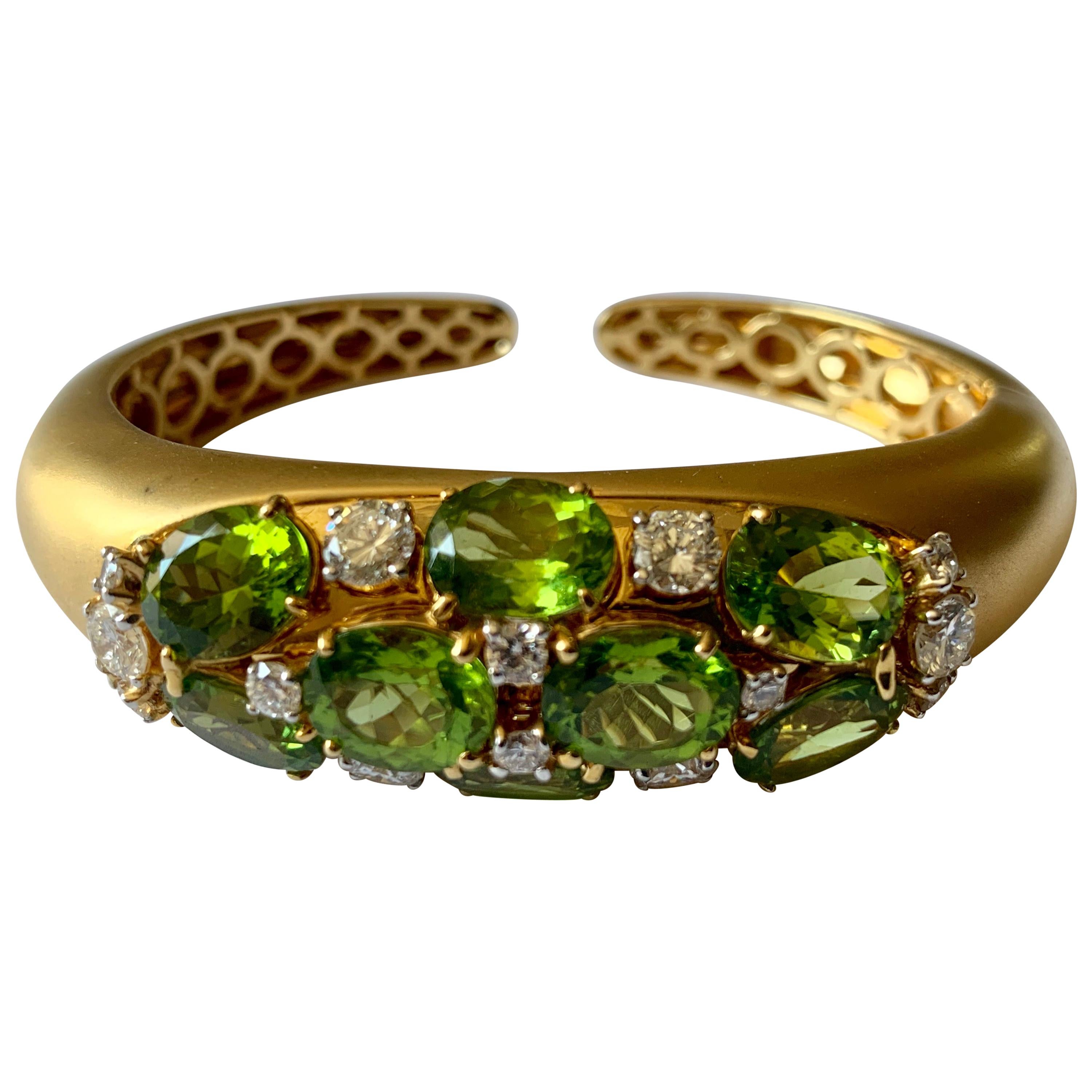 Bracelet manchette en or jaune 18 carats avec péridots et diamants en vente