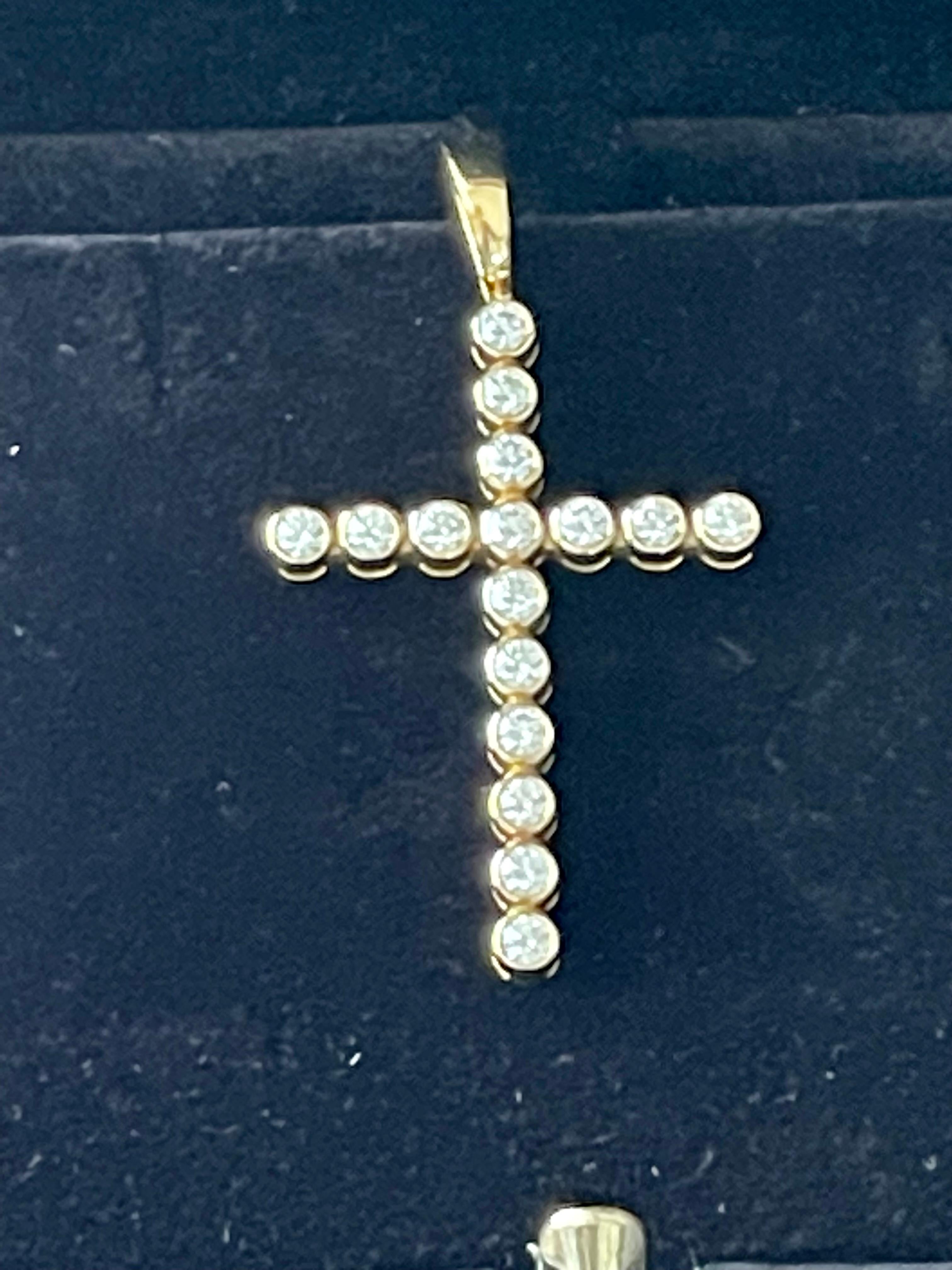18K Yellow Gold Diamond Cross Pendant Gubelin Lucerne In Excellent Condition For Sale In Zurich, Zollstrasse