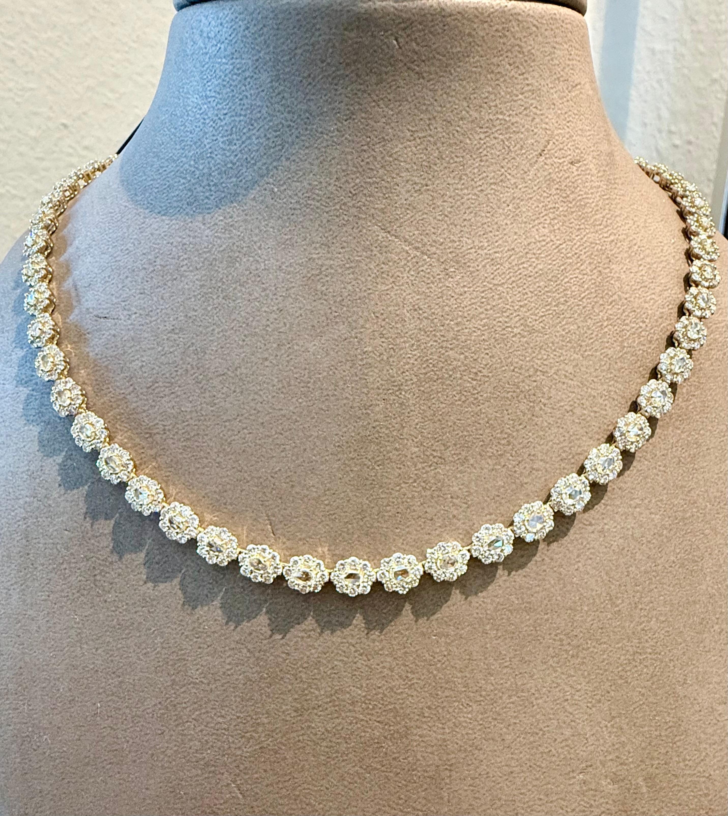 Exquis, raffiné et d'une élégance incomparable, ce collier saisissant  est une déclaration d'amende  l'artisanat. Sculpté dans de l'or jaune 18 K, le design est très contemporain et sans cravate. Le collier se compose de 62 motifs floraux