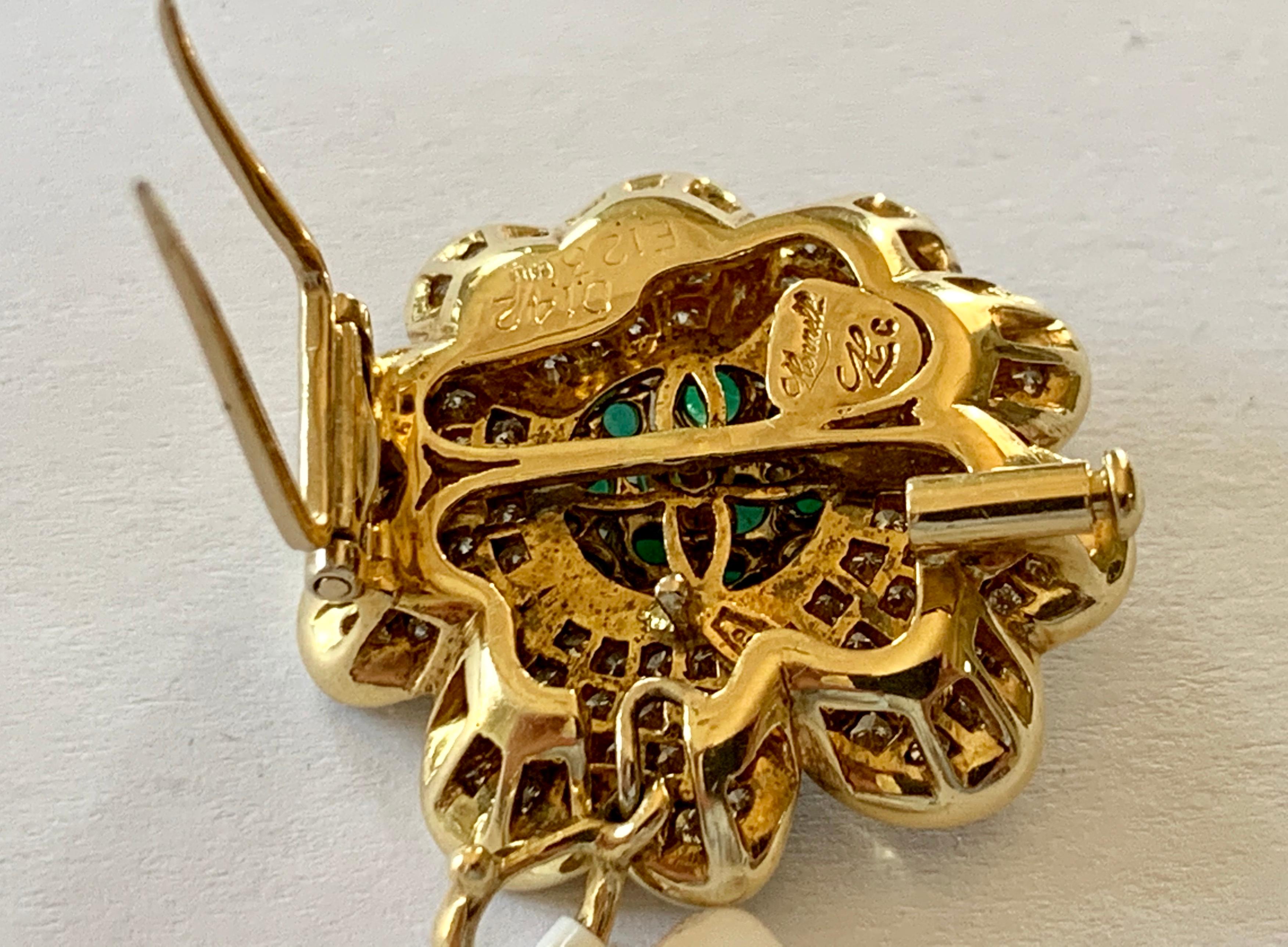 Taille ronde Broche/pendentif en or jaune 18 carats avec fleur en émeraudes et diamants en vente