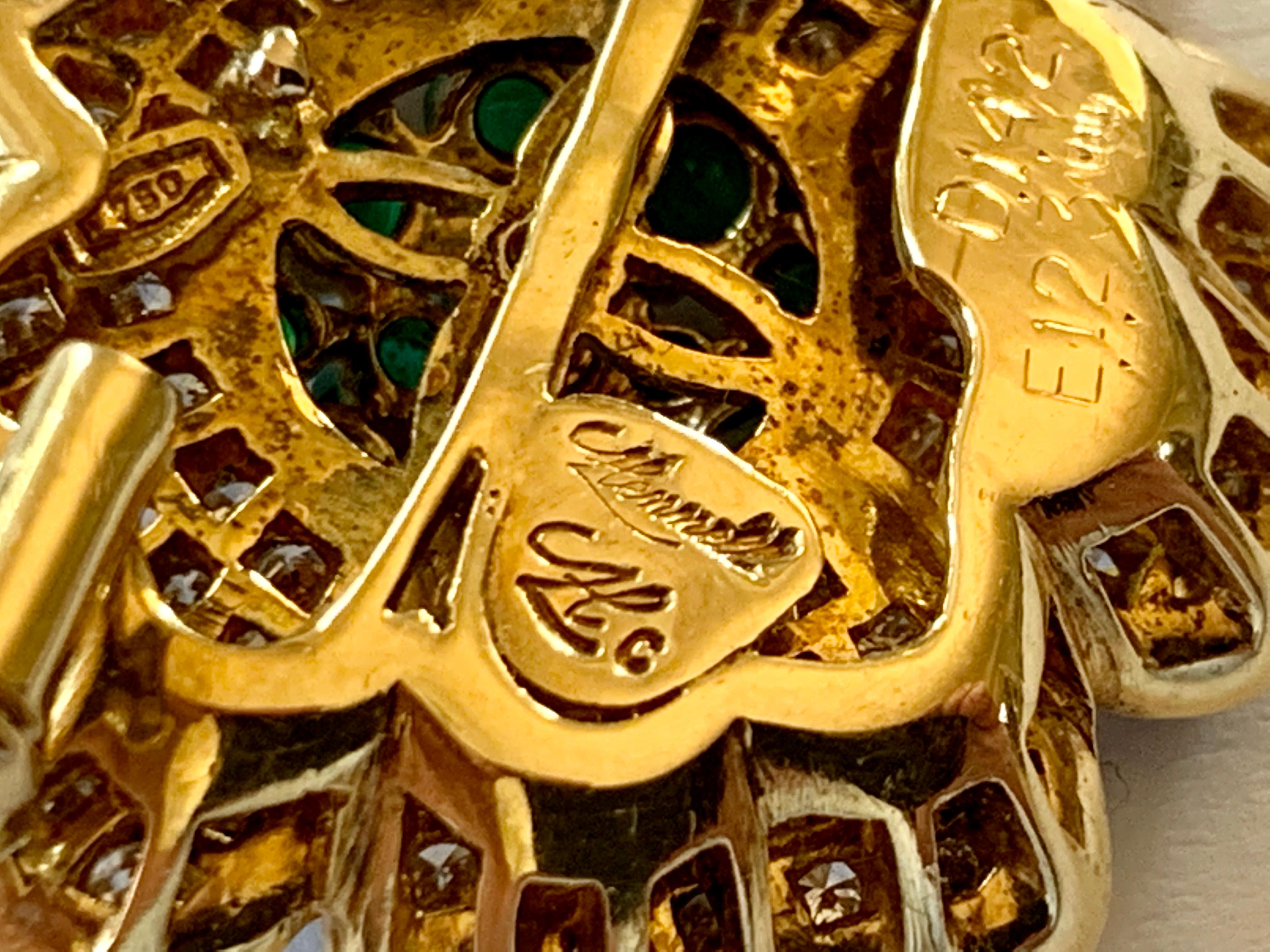 Broche/pendentif en or jaune 18 carats avec fleur en émeraudes et diamants Bon état - En vente à Zurich, Zollstrasse