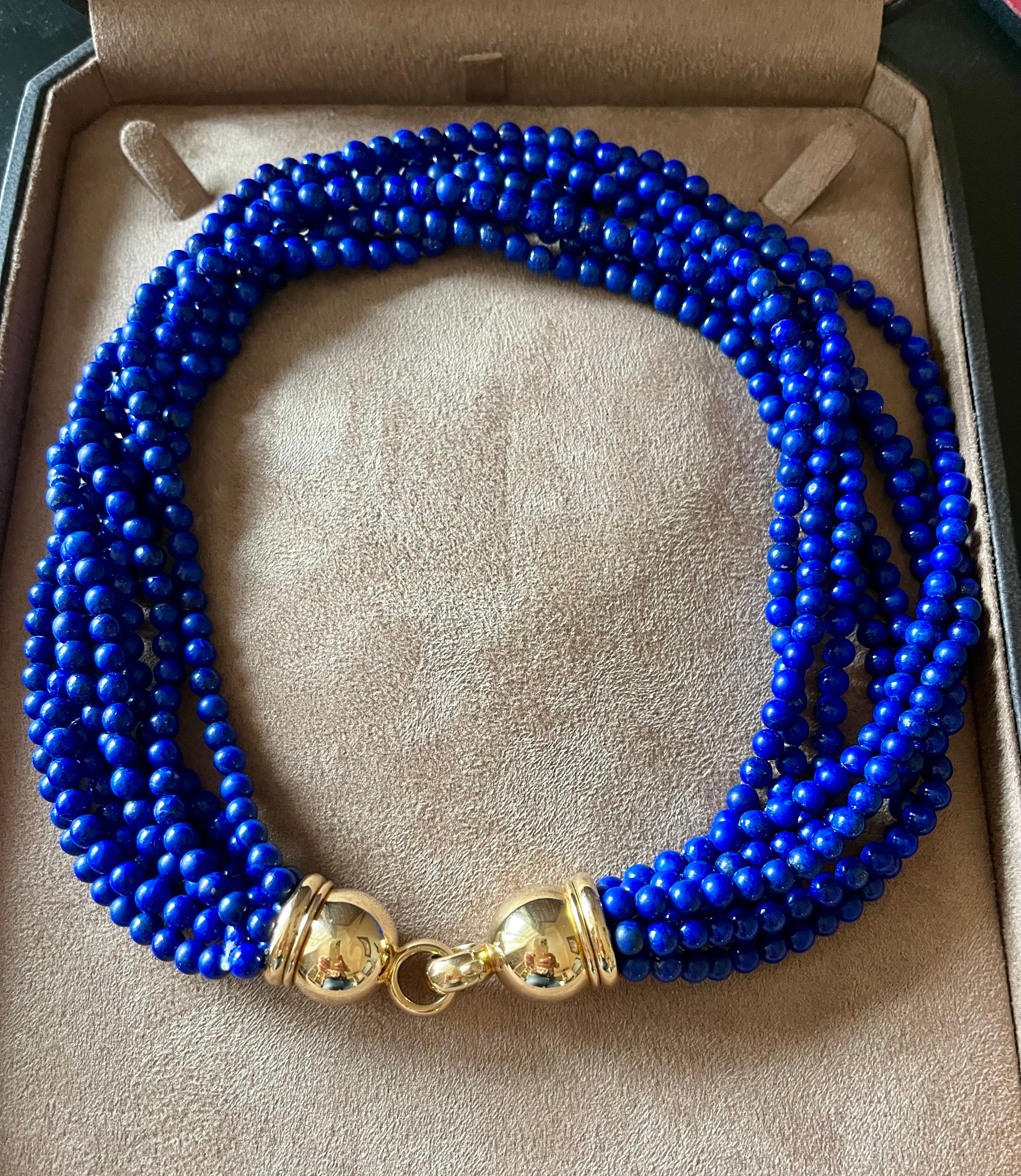 Séduisante et intemporelle torsade en or jaune 18 K composée de 8 rangs de perles de Lapis Lazuli. Les perles mesurent environ 0,5 mm de diamètre. 0,5 mm de diamètre. Signé Péclard Zurich. 
La longueur sans torsion est de 44 cm. 
QUESTIONS ? 