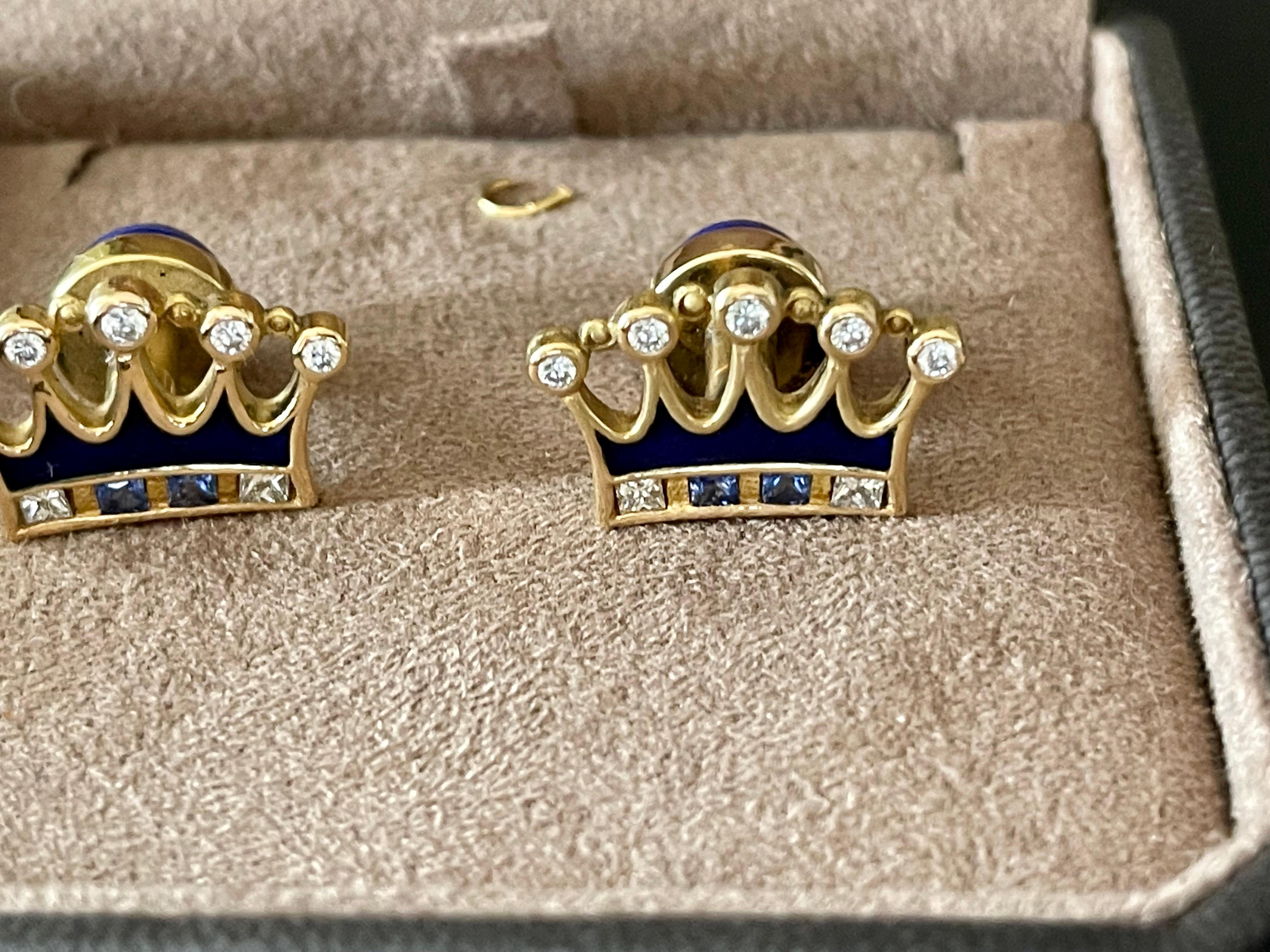 A pair of very attractive 18 K yellow Gold cufflinks featuring 14 round brilliant cut Diaomds weighing approximately 0.40 ct, accentuated by 4 square cut blue Sapphires weighing approximately 0.42 ct. Blue enamel. The back part of the cufflinks are