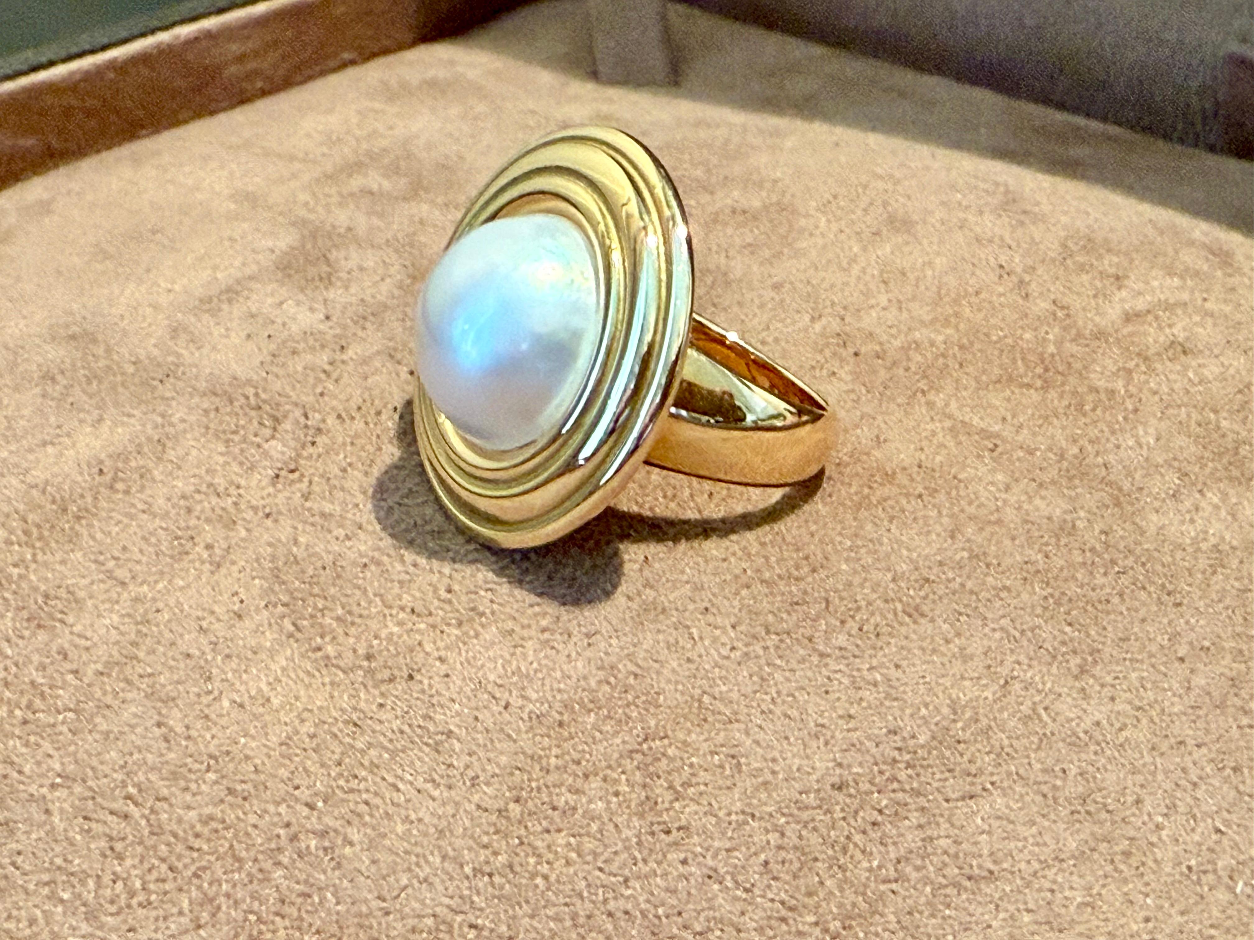 Un anello senza tempo in oro giallo 18 K. con una perla Mabe incastonata in un ampio castone. Firmato Gubelin Lucerne Swizterland.
Aggiungi un tocco di glamour a qualsiasi ensemble con questo pezzo senza tempo che irradia pura raffinatezza e stile