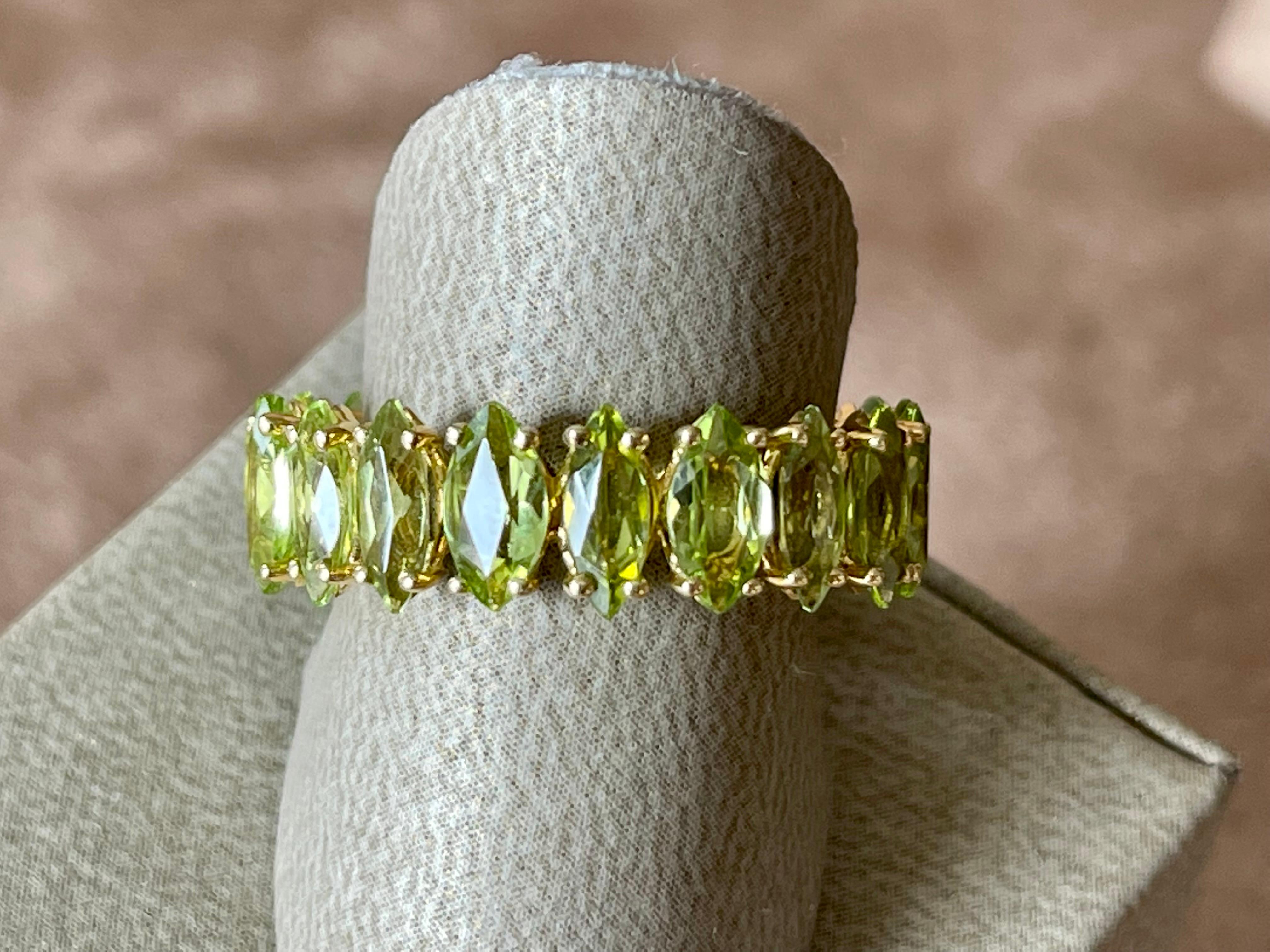 18 K Yellow Gold Marquise Peridot Eternity Band Ring In Excellent Condition For Sale In Zurich, Zollstrasse