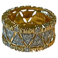 Bague en or jaune 18 K ajourée en forme de filigrane Diamants