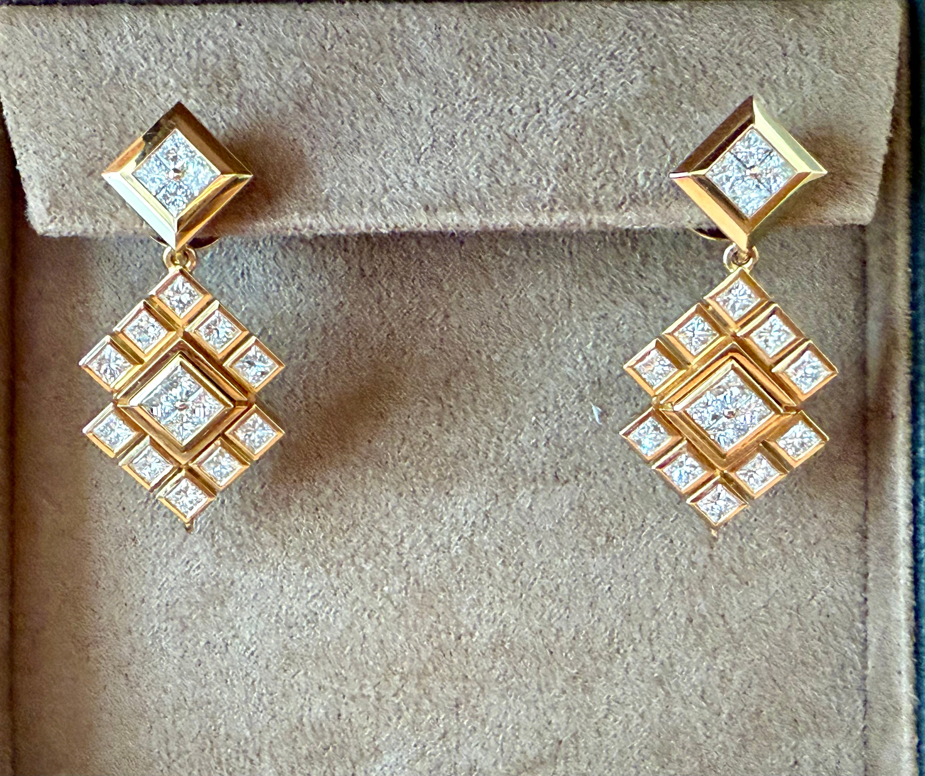 
Longues boucles d'oreilles élégantes et minimalistes au design géométrique en or jaune 18 K par Majo Fruithof de Zurich, Suisse.  Connue pour ses designs massifs et épurés, Majo Fruithof est l'une des principales femmes orfèvres d'Europe. Serti de