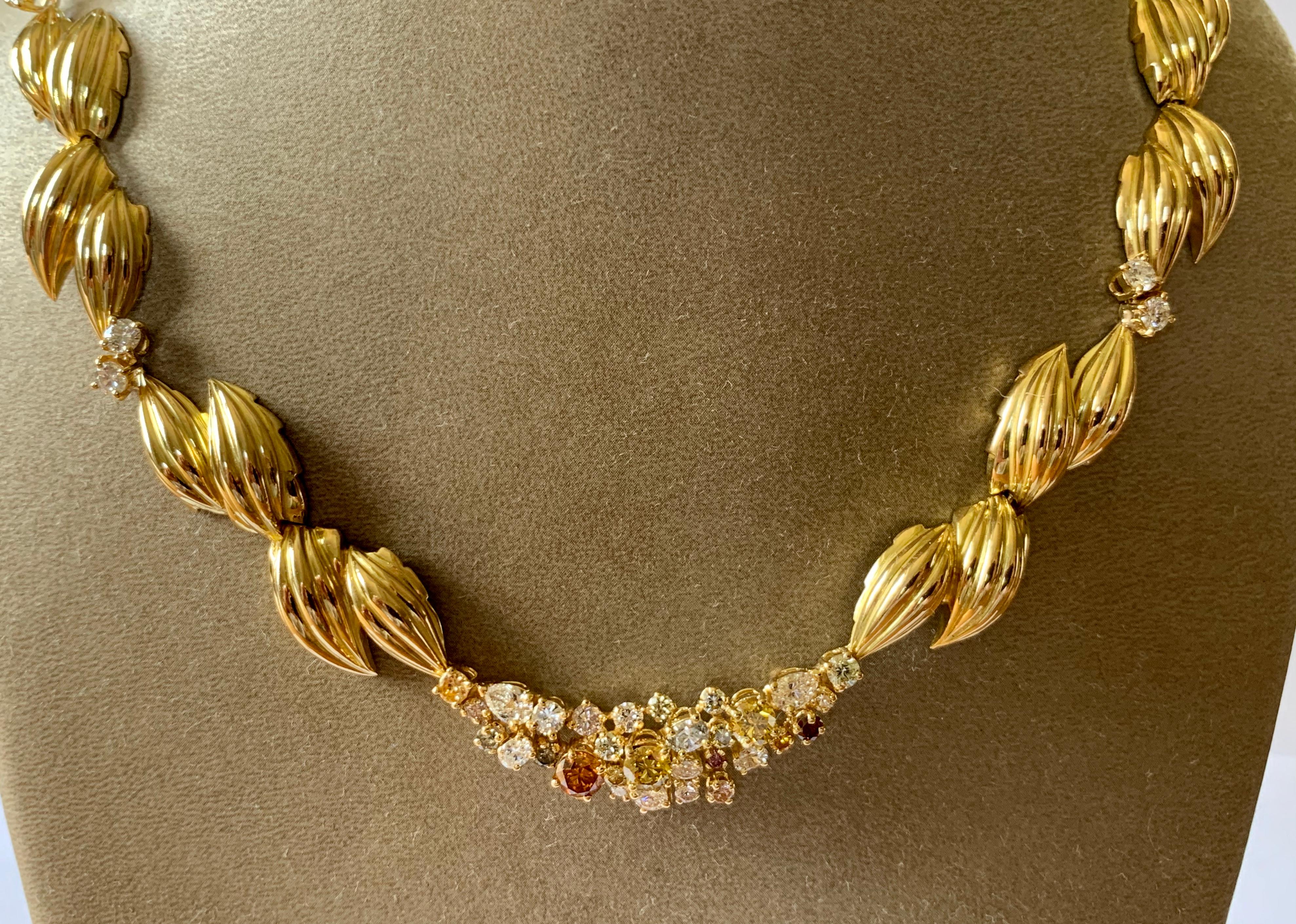 Contemporain Collier rétro en or jaune 18 carats avec motif de feuille en diamants fantaisie en vente