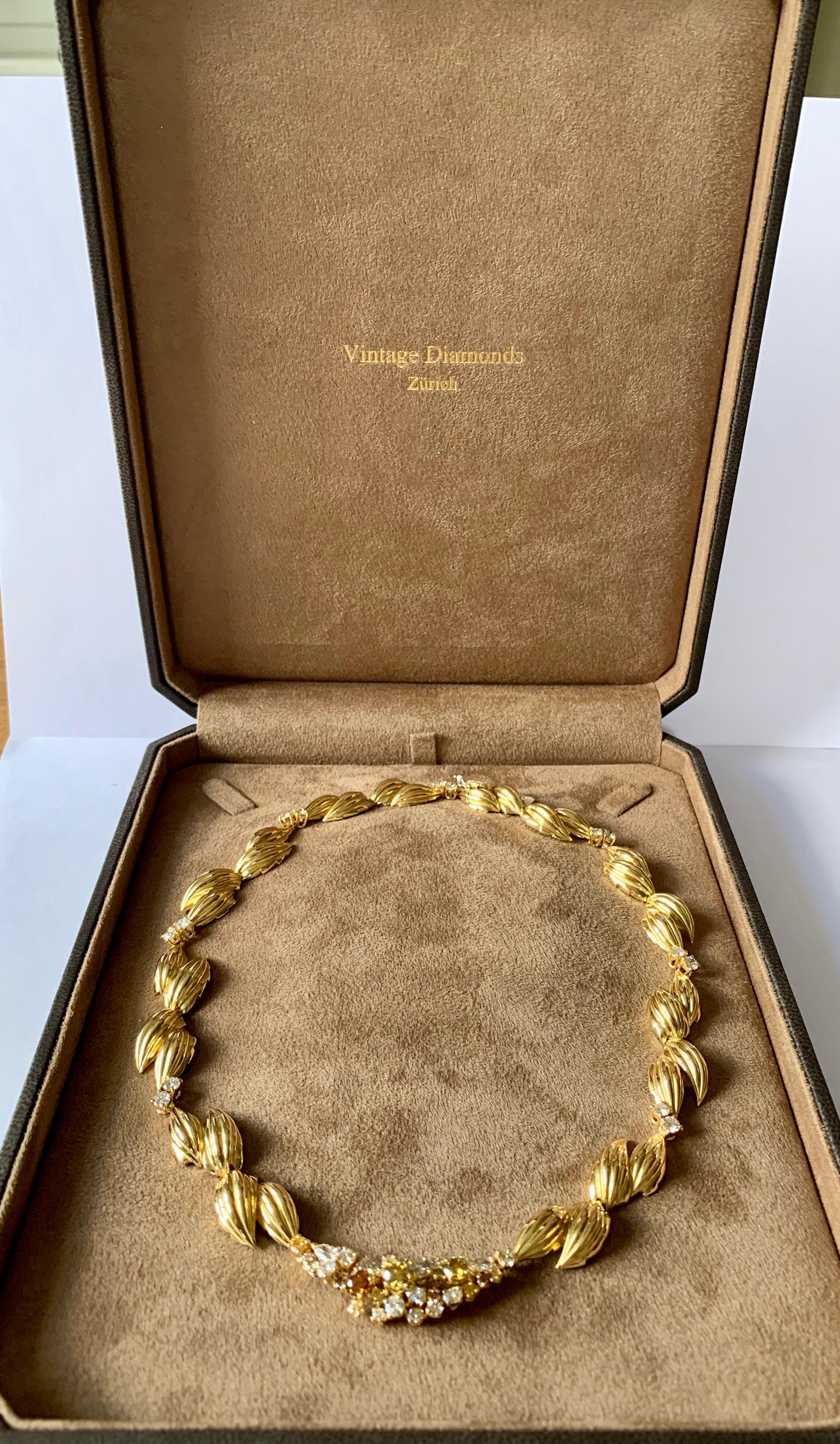 Round Cut 18 Karat Yellow Gold Retro Necklace Fancy Diamonds Leaf Design For Sale