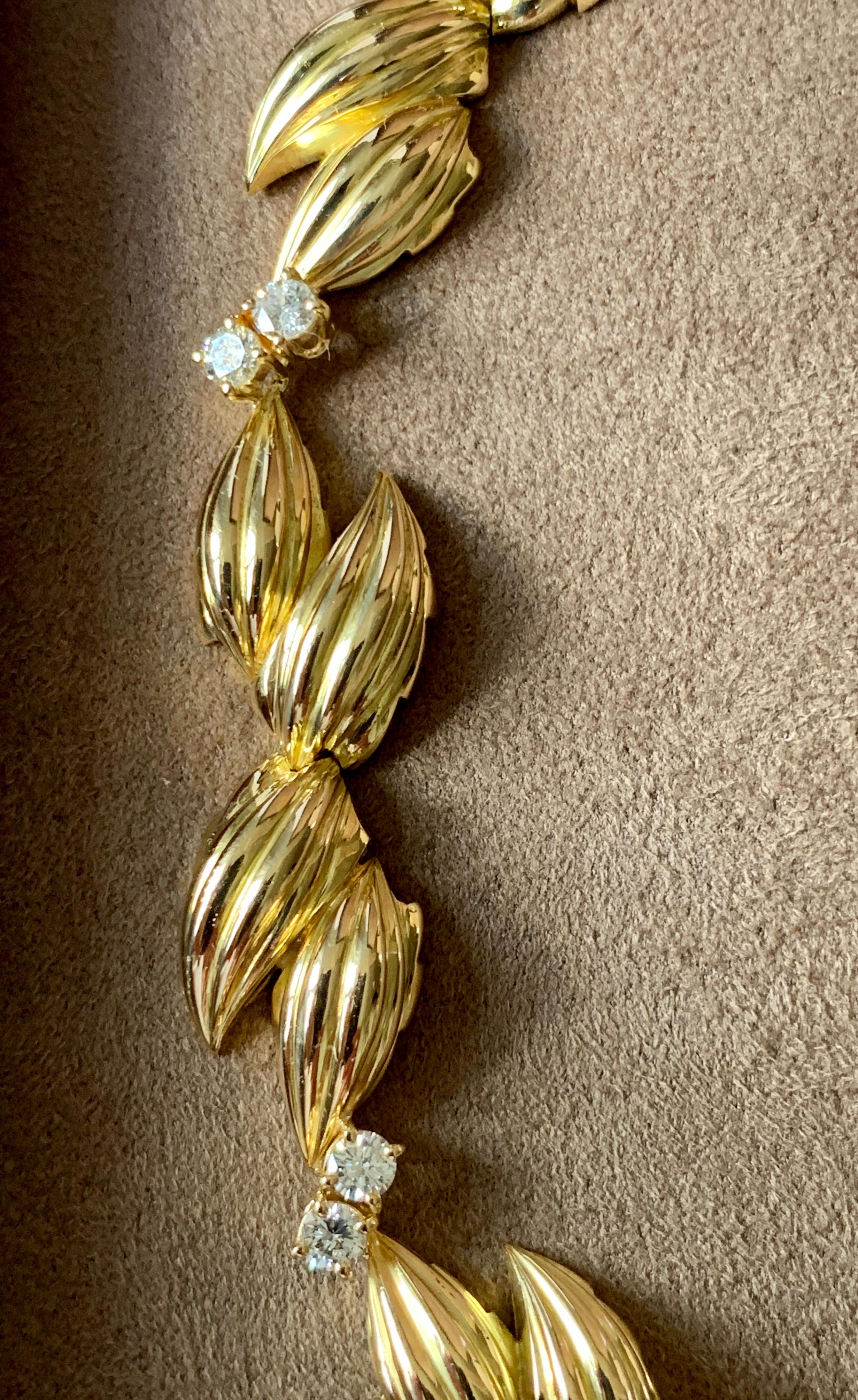18 Karat Gelbgold Retro-Halskette mit ausgefallenem Blattdesign mit Diamanten im Angebot 3