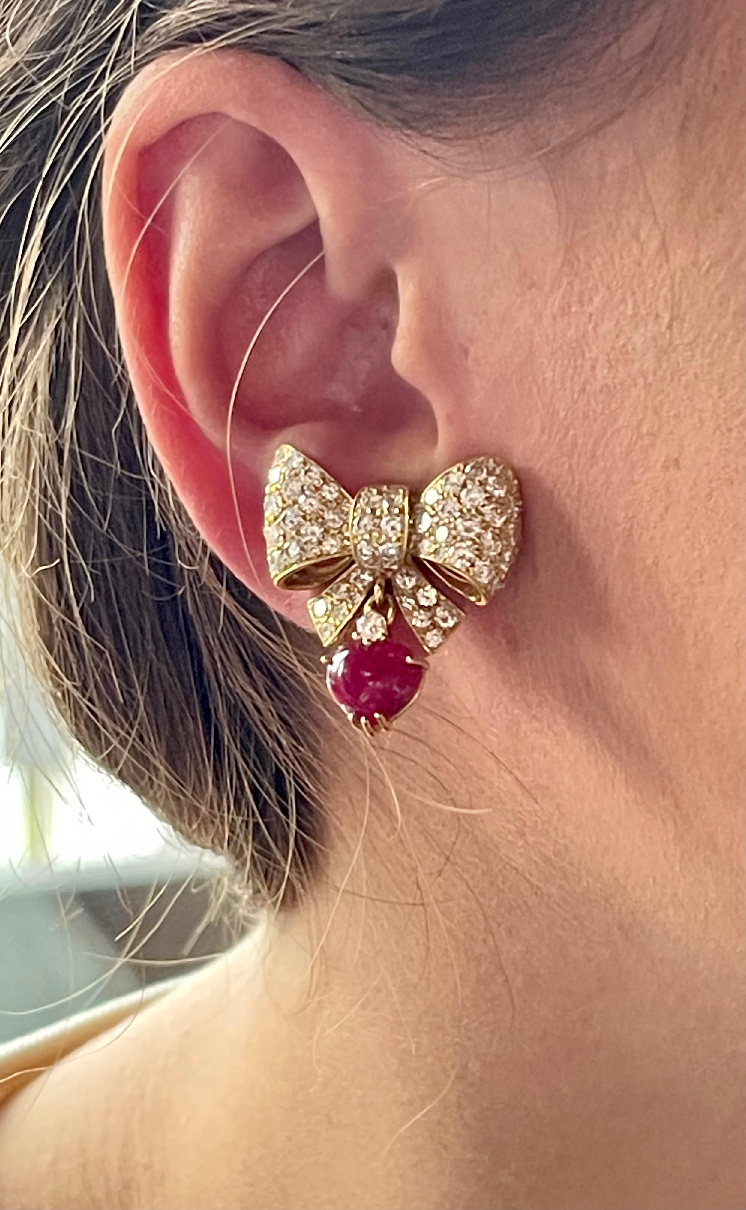 18 K Yellow Gold Ribbon Bow Dangle Earclips Diamonds Ruby Emerald Pendants In Good Condition For Sale In Zurich, Zollstrasse