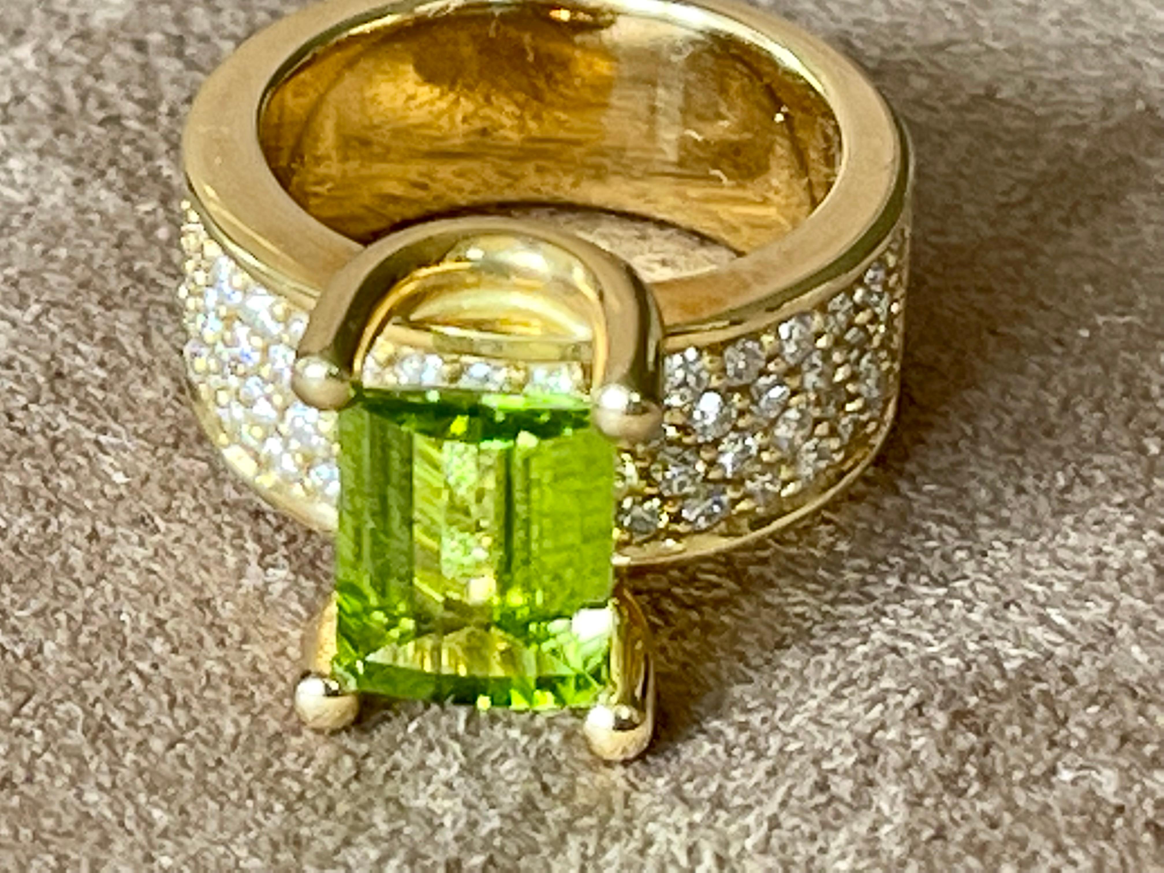 Square Cut 18 K Yellow Gold Ring Gübelin Lucerne Peridot Diamonds For Sale