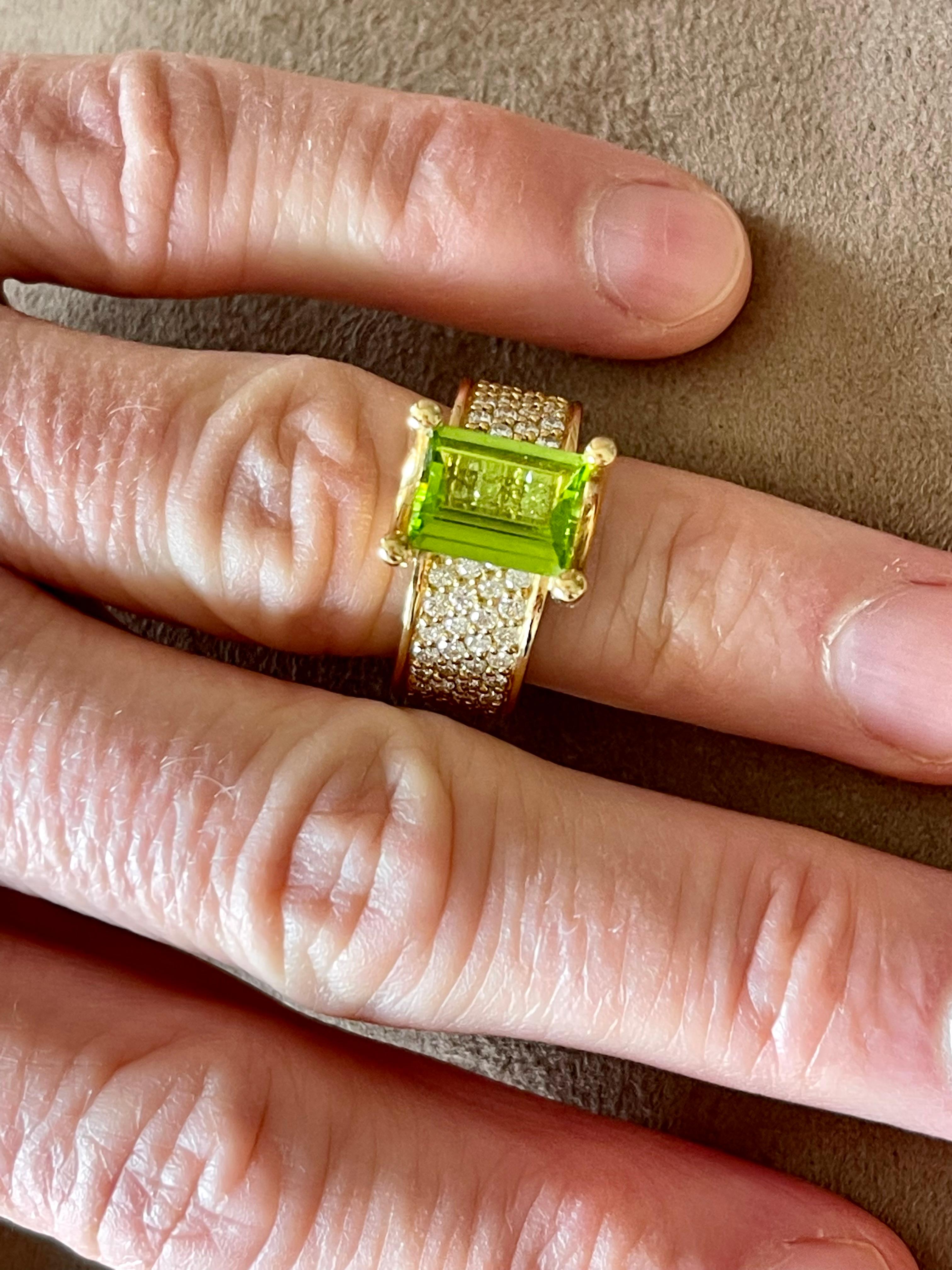 18 K Yellow Gold Ring Gübelin Lucerne Peridot Diamonds In Excellent Condition For Sale In Zurich, Zollstrasse