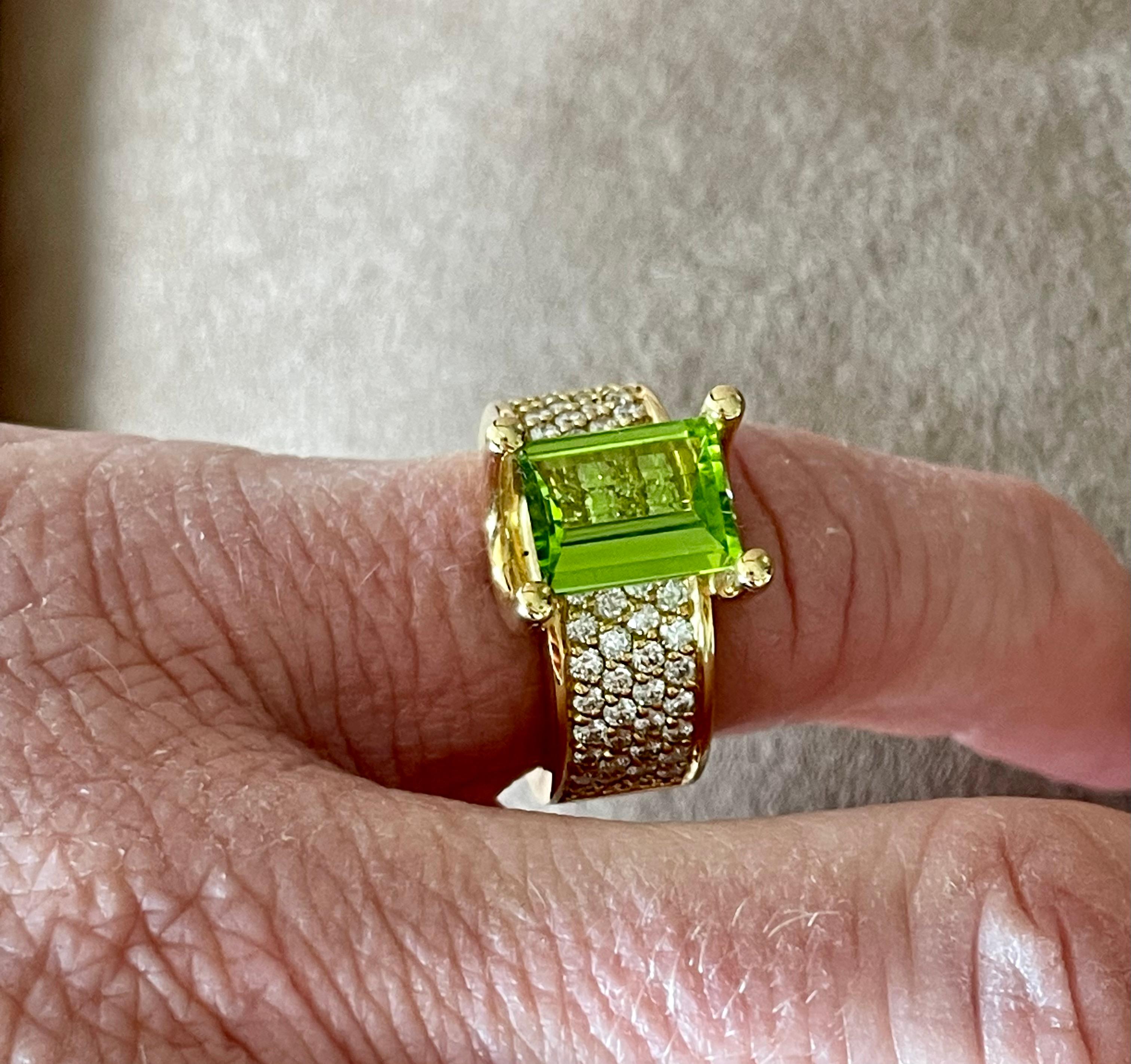 Women's 18 K Yellow Gold Ring Gübelin Lucerne Peridot Diamonds For Sale