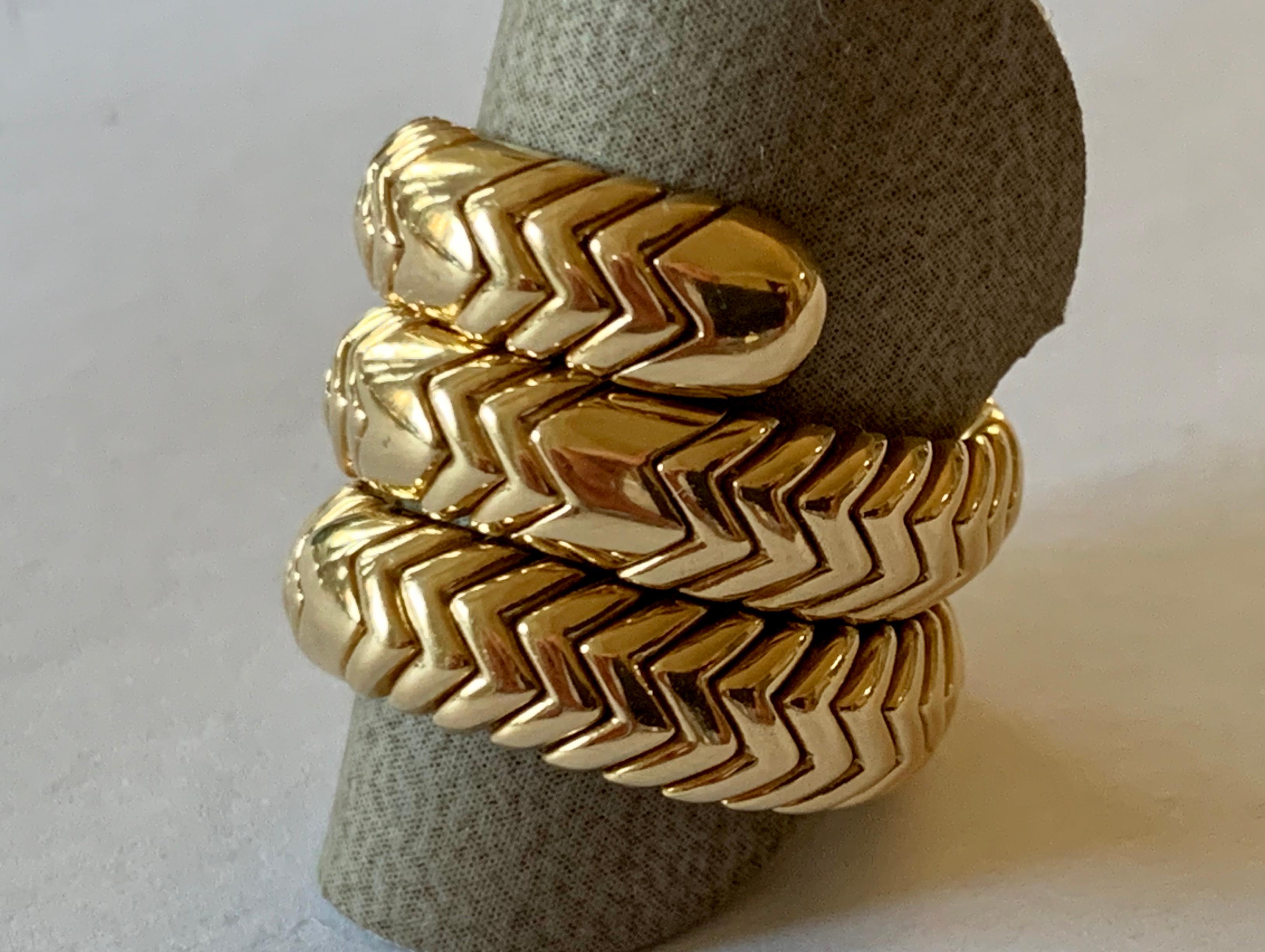 Designed as a spiral this Ring from the Spiga collection, size 53, slightly adjustable. signed Bulgari. Matching Bulgari Spiga earclips available. 