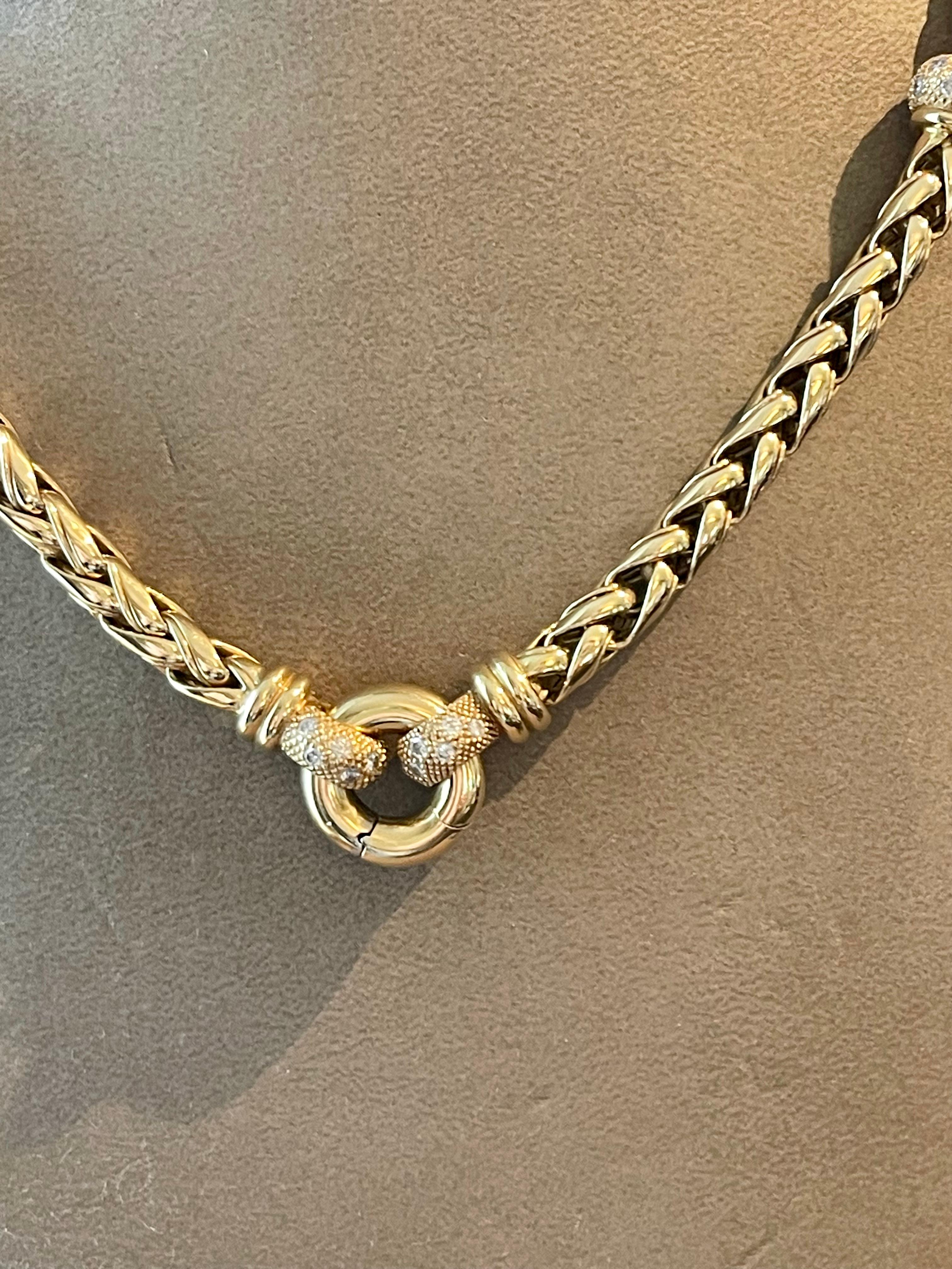 Un collier de corde fantaisie intemporel en or jaune 18 K fait à la main et serti de petits diamants. Longueur : 45 cm. Poids : 86,48 grammes.
QUESTIONS ?  N'hésitez pas à nous contacter pour toute autre question.  Nous sommes là pour vous faire
