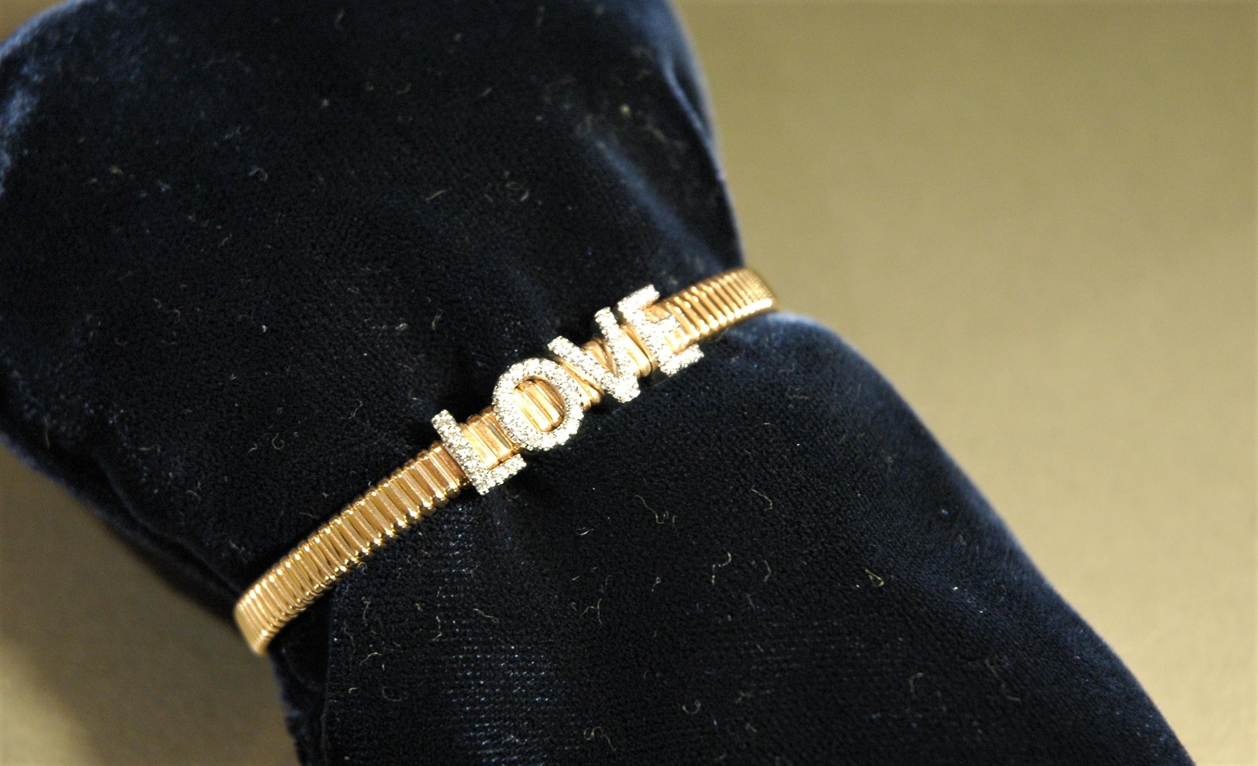 18 K Gelbgold Semi-Rigid-Armband mit LOVE-Schreiberei in Diamanten Ct.0,30 (Revival) im Angebot