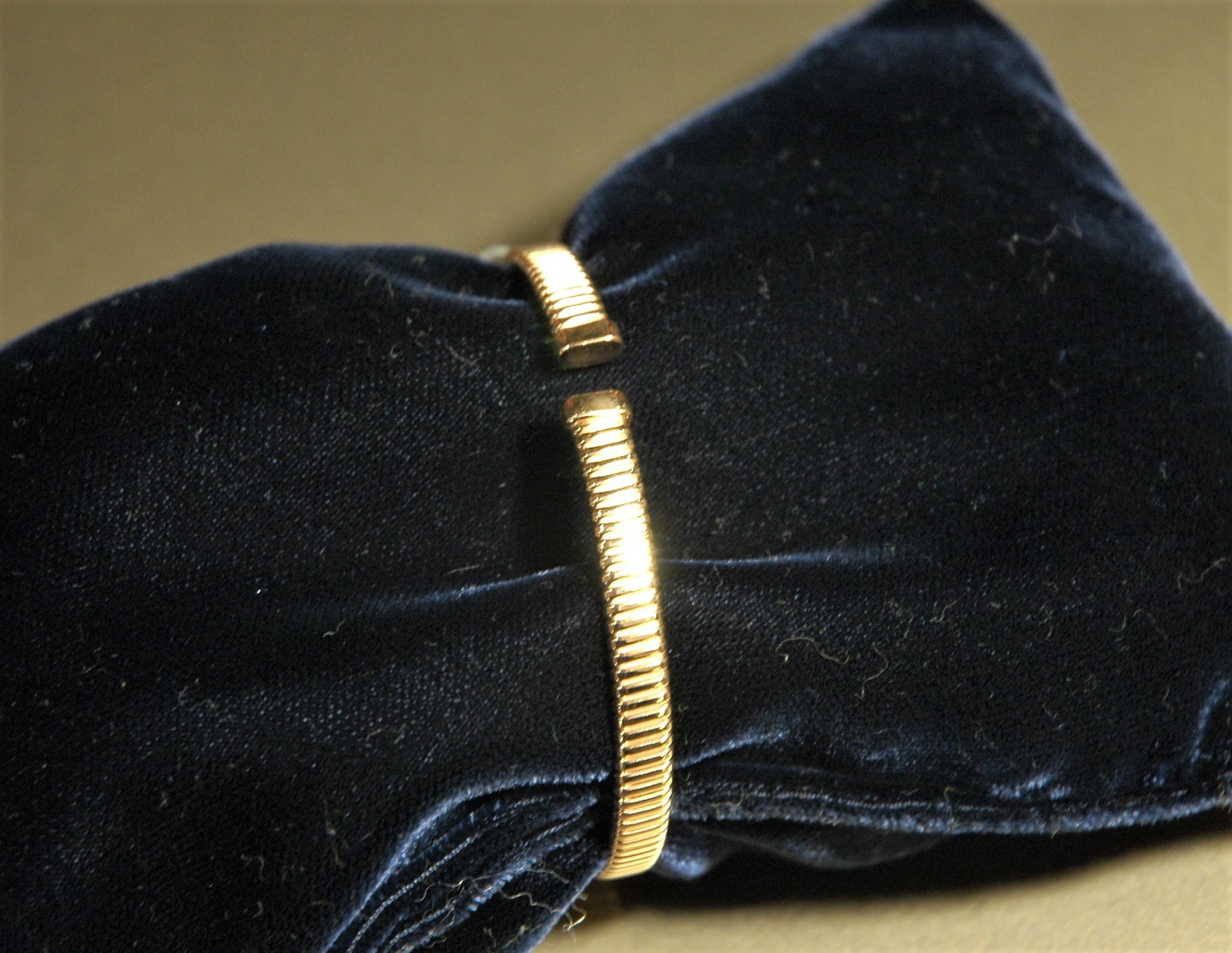 18 K Gelbgold Semi-Rigid-Armband mit LOVE-Schreiberei in Diamanten Ct.0,30 (Brillantschliff) im Angebot