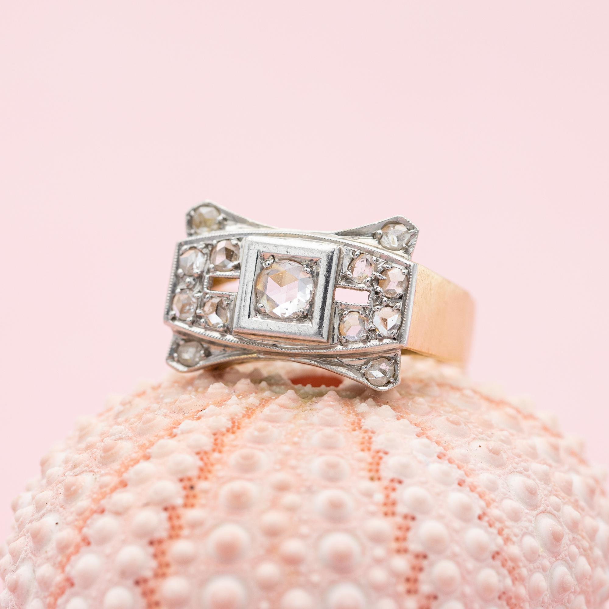 Nous vous proposons à la vente cette belle bague volumineuse en diamant taillé en rose. Cette bague Tank est fabriquée en or jaune 18 k et marquée d'un poinçon de 18 k. Ce type de bague est appelé 