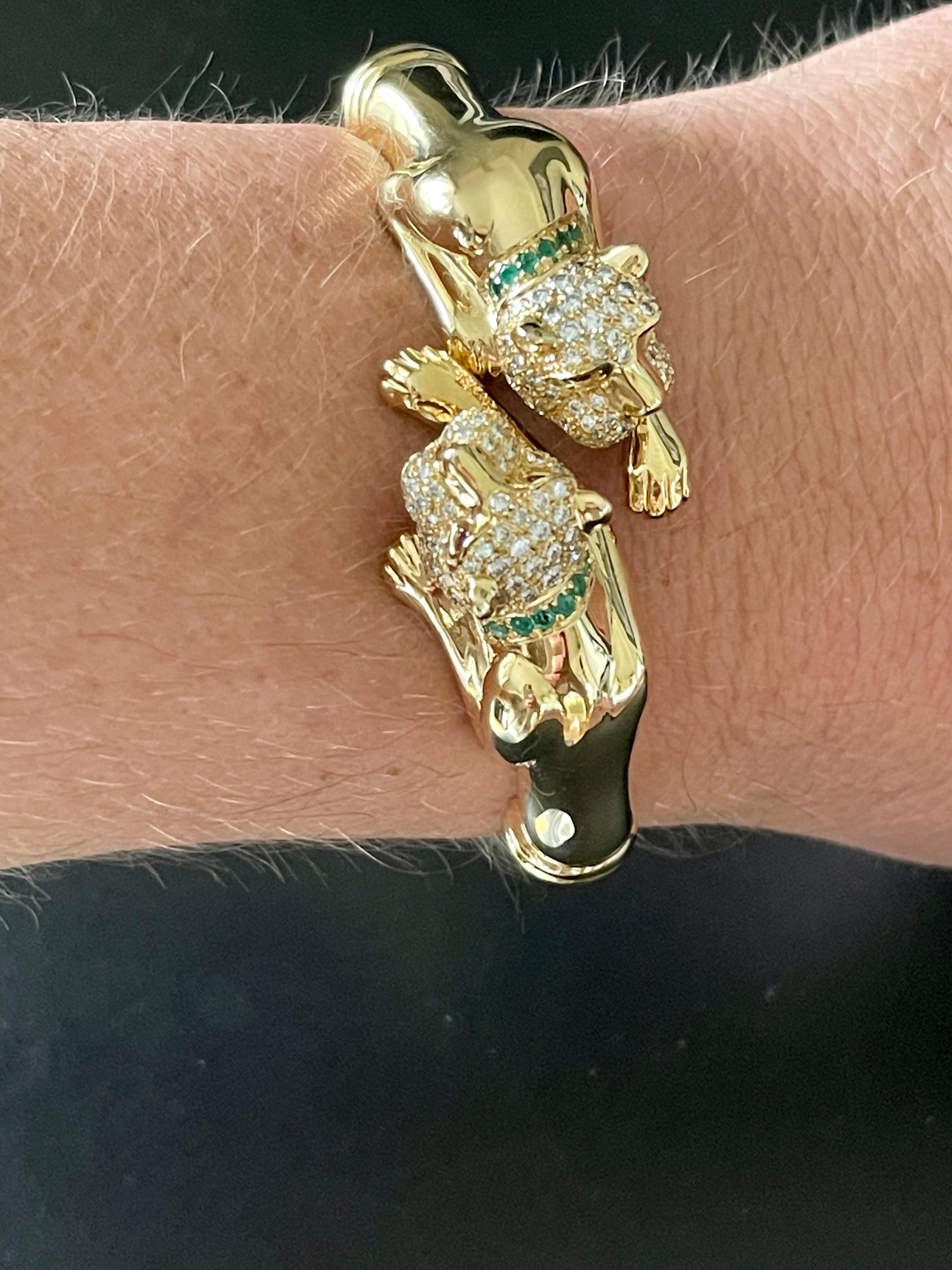 Bracelet jonc panthère jumeau en or jaune 18 carats, diamants, émeraudes et rubis en vente 2
