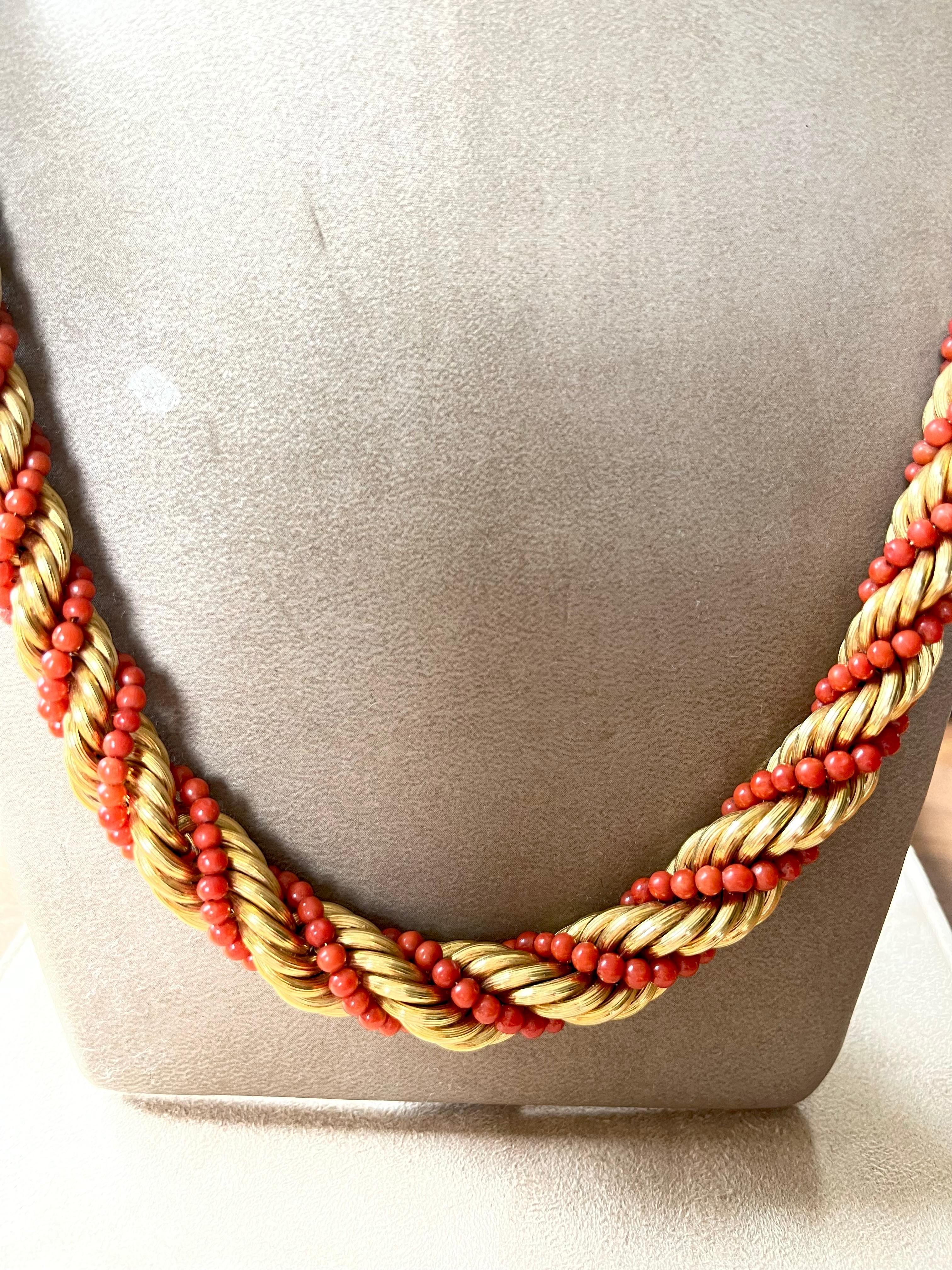 18 K Yellow Gold Vintage Coral Rope Torsade Necklace Bracelet In Good Condition For Sale In Zurich, Zollstrasse