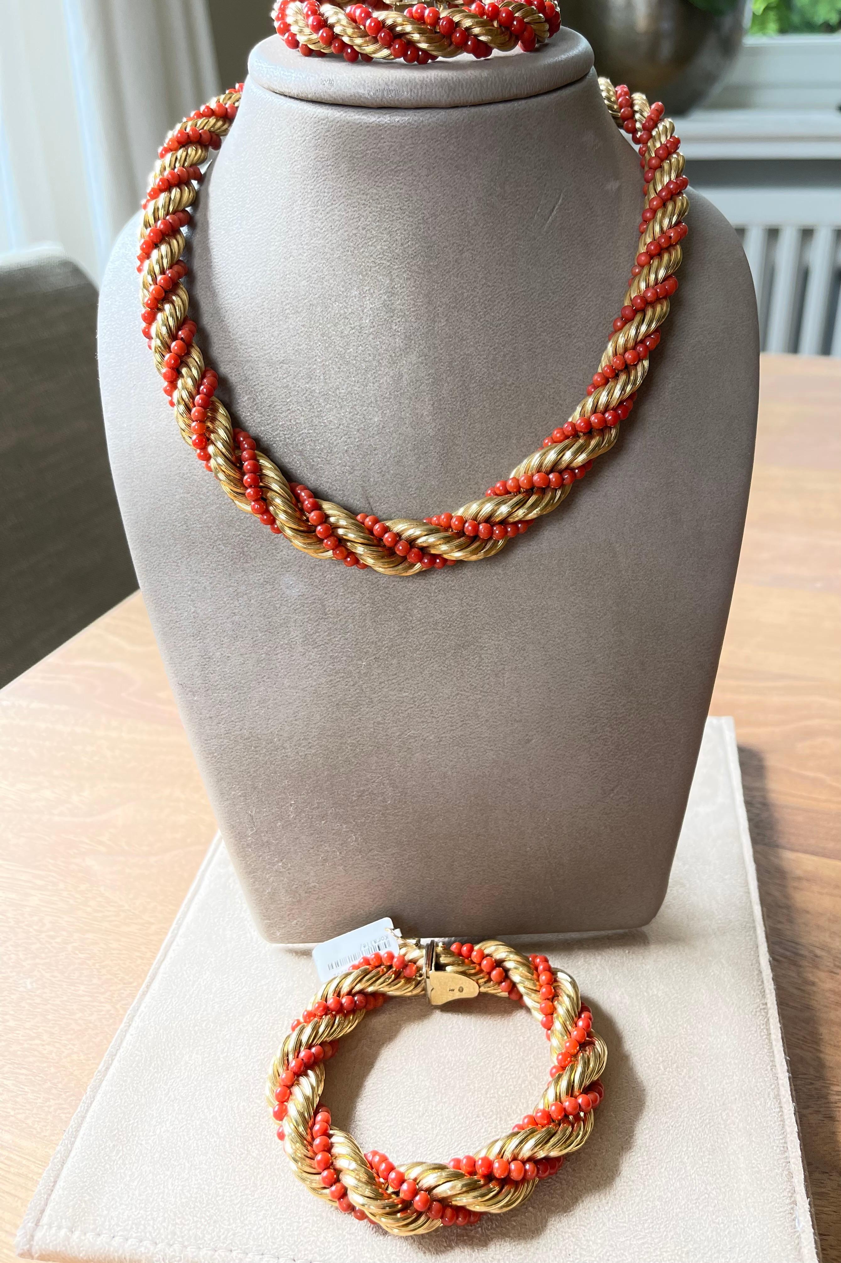 Bracelet collier torsadé vintage en or jaune 18 carats et corail en vente 3