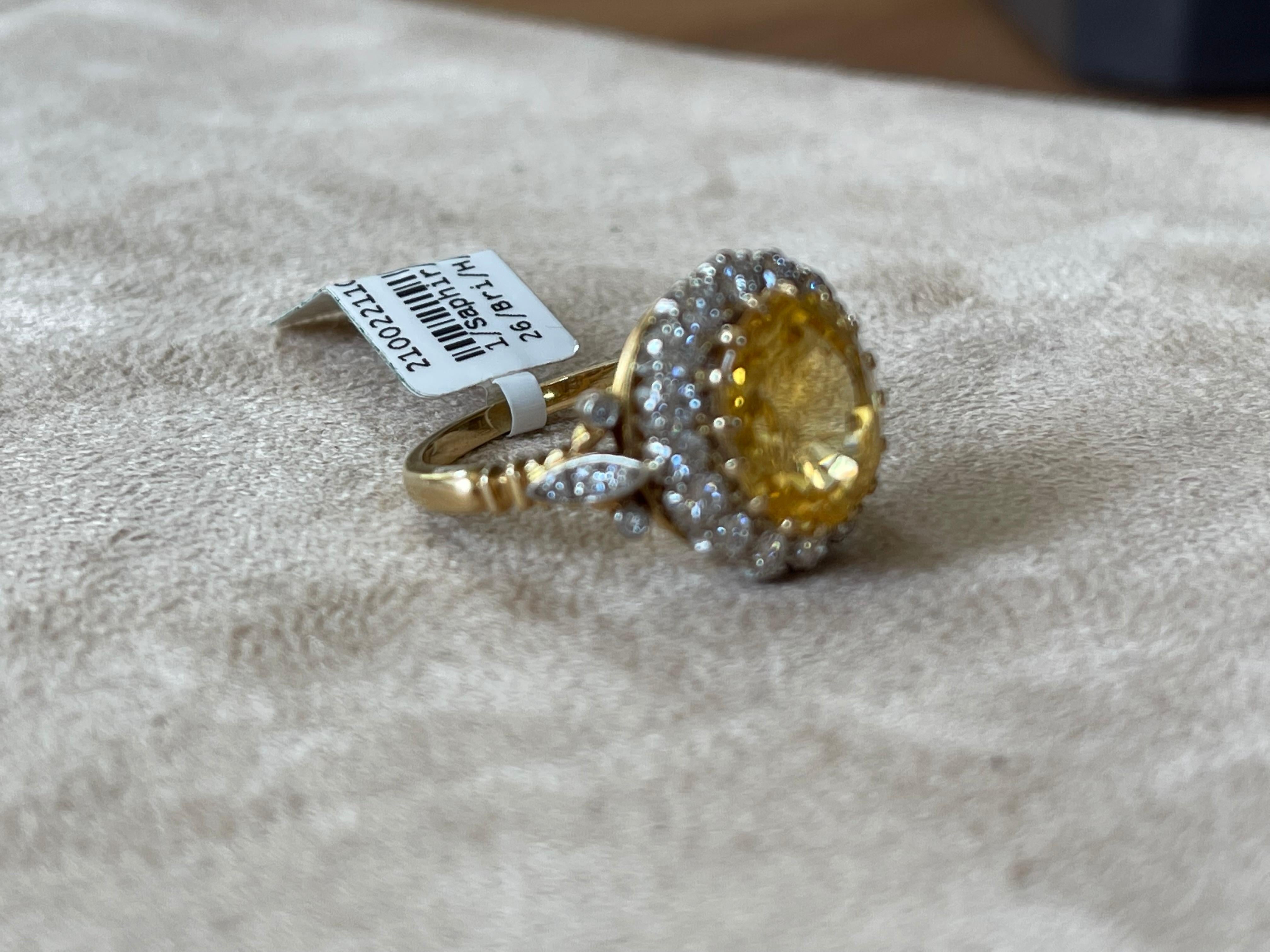 18 K Yellow Gold Vintage Entourage Ring Yellow Sapphire Diamonds In Good Condition For Sale In Zurich, Zollstrasse