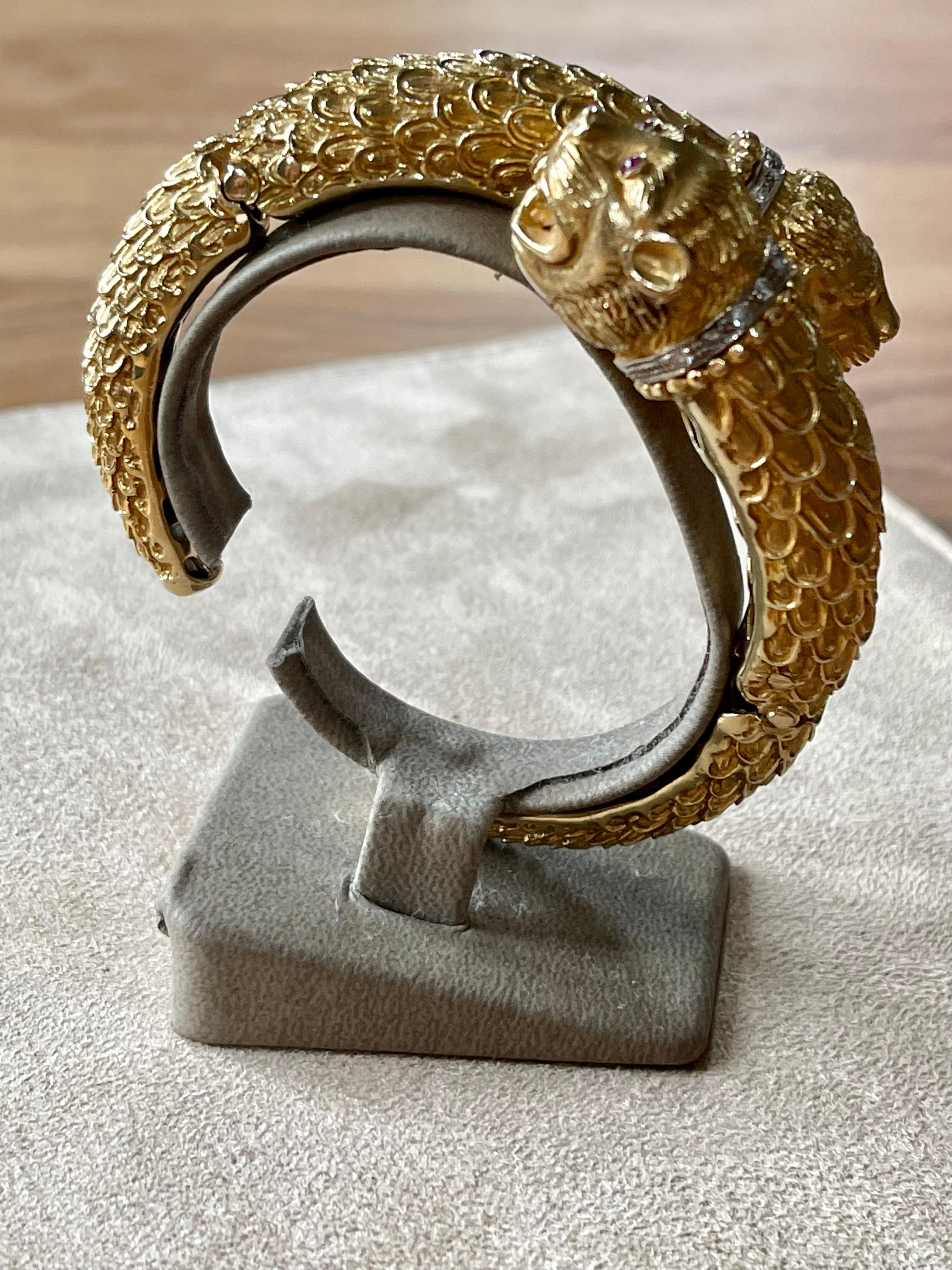 18 K Yellow Gold Vintage Lion's Head Bangle In Good Condition For Sale In Zurich, Zollstrasse
