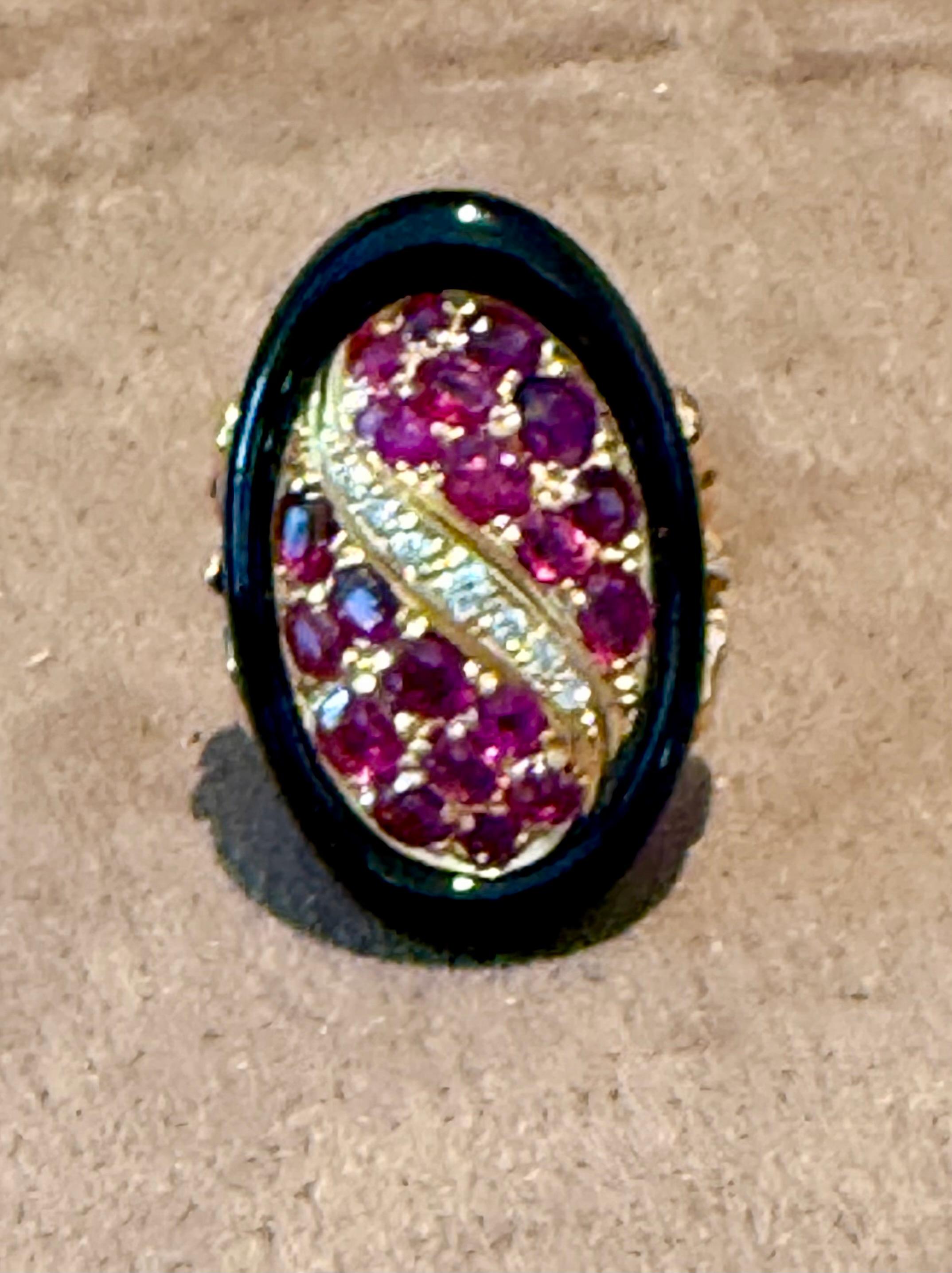 
Un anello unico composto da un cabochon di onice rovesciato con 20 rubini naturali e 7 piccoli diamanti taglio brillante. Aggiungi un tocco di glamour vintage a qualsiasi ensemble con questo squisito pezzo che irradia pura raffinatezza e dimostra