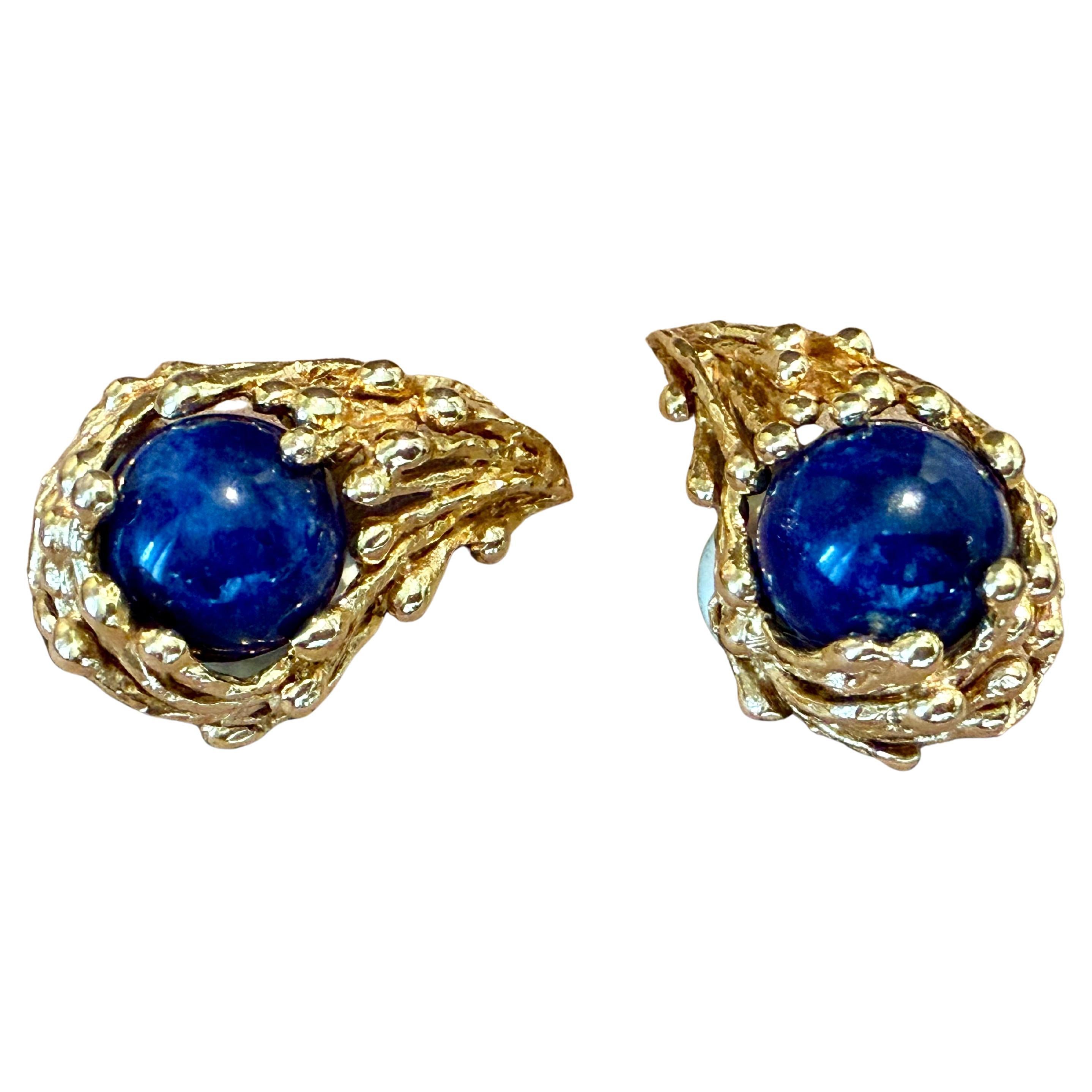 Cette paire de clips d'oreille a été conçue pour être interchangeable et se transformer en d'innombrables modèles différents.  des boucles d'oreilles. Fabriqué en or jaune 18 K.
Conçus par le talentueux Gilbert Albert (1930-2019), né en Suisse, les