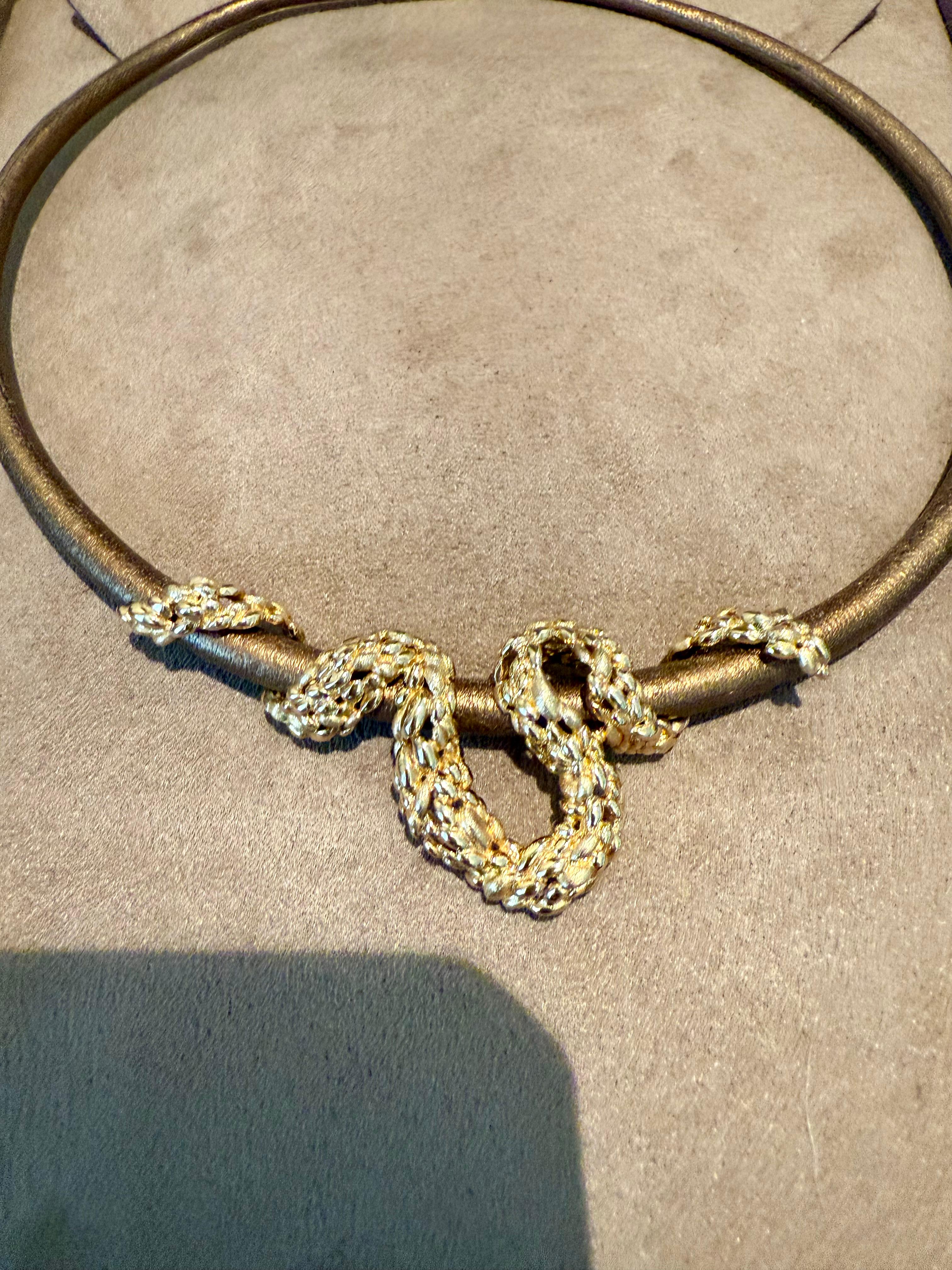 Pendentif et fermoir en or jaune 18 K avec un collier en cuir couleur bronze par Gilbert Albert. 
Conçu par le talentueux Gilbert Albert (1930-2019), né en Suisse.
L'élément en or peut être retiré et placé sur une chaîne ou un autre câble.
Sur