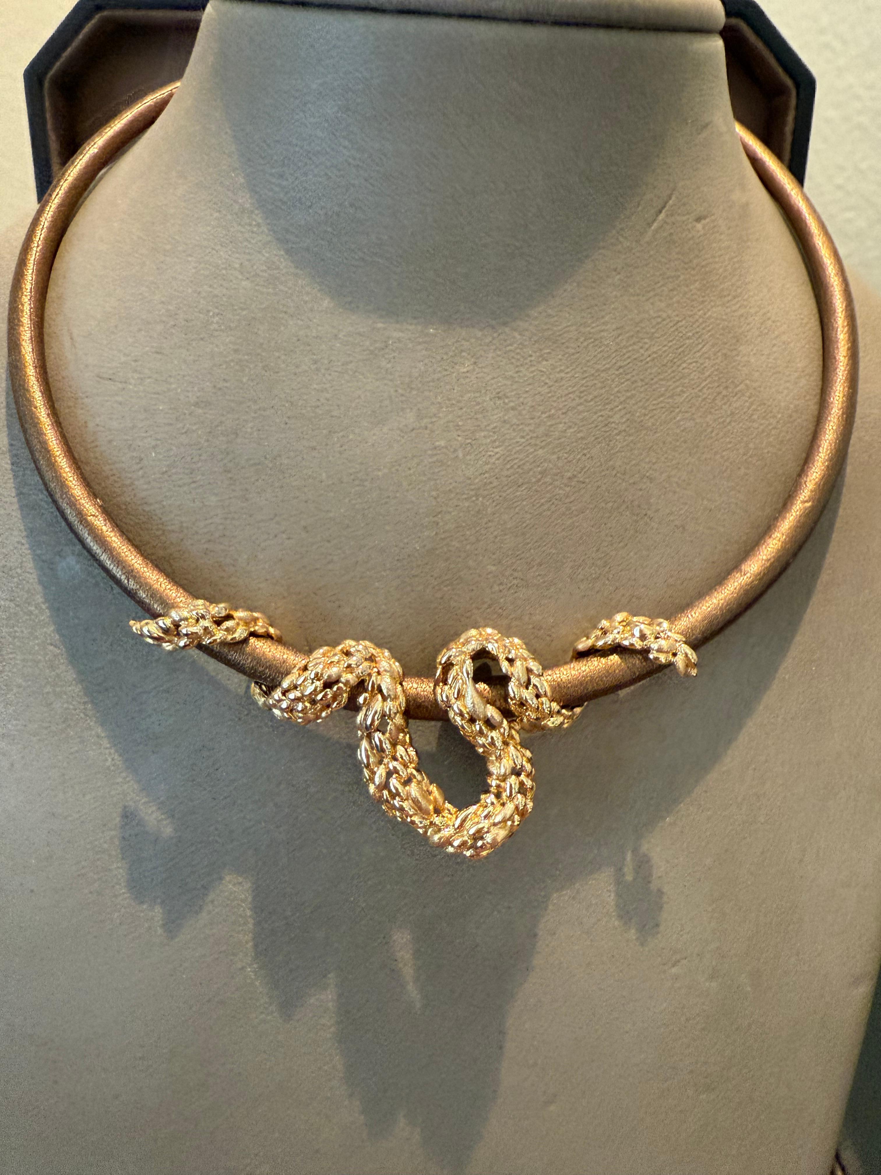 Collier en or jaune 18 K par Gilbert Albert en vente 1