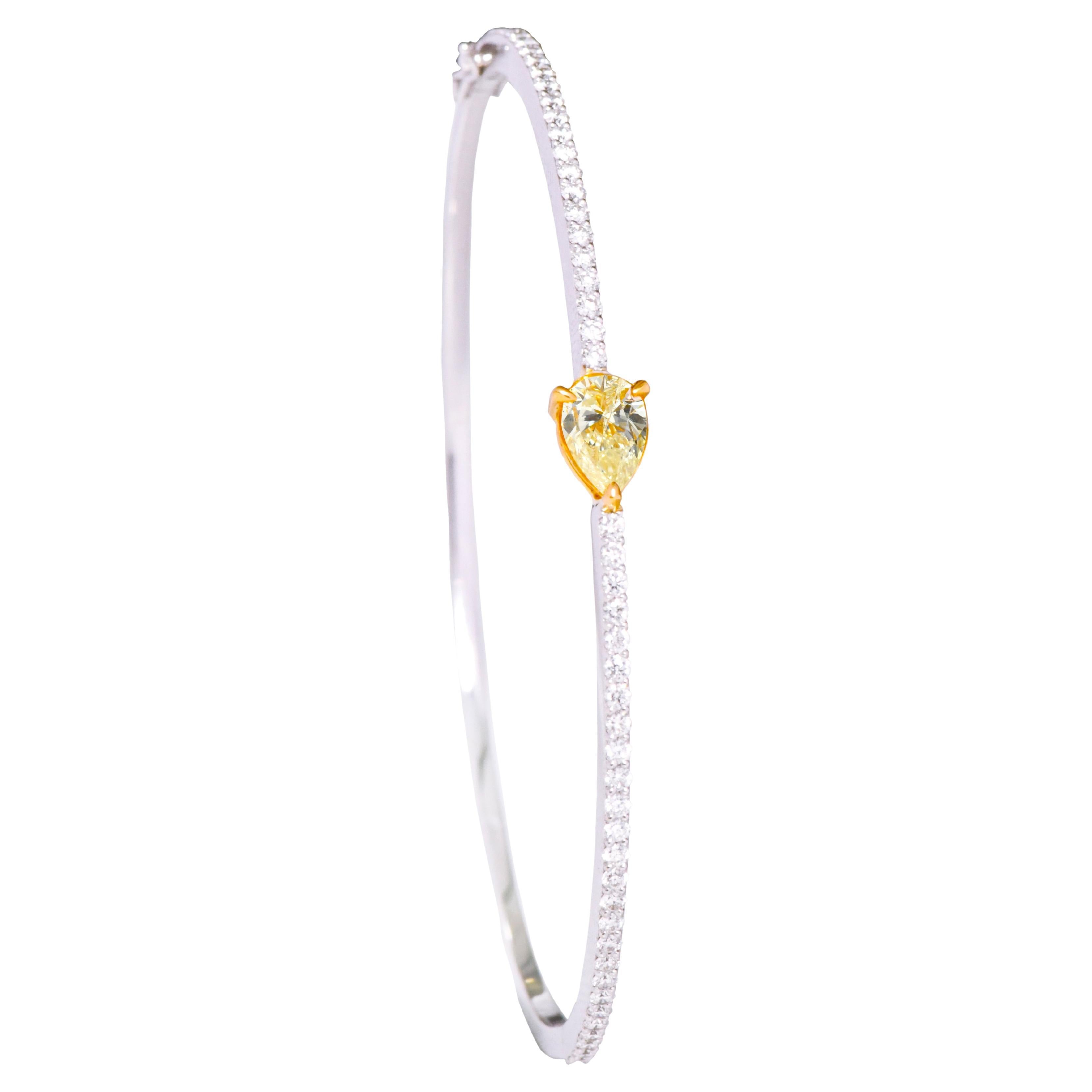 18 Kara Gold 1.44 Carat Solitaire Yellow Diamond and White Diamond Tennis Bangle For Sale